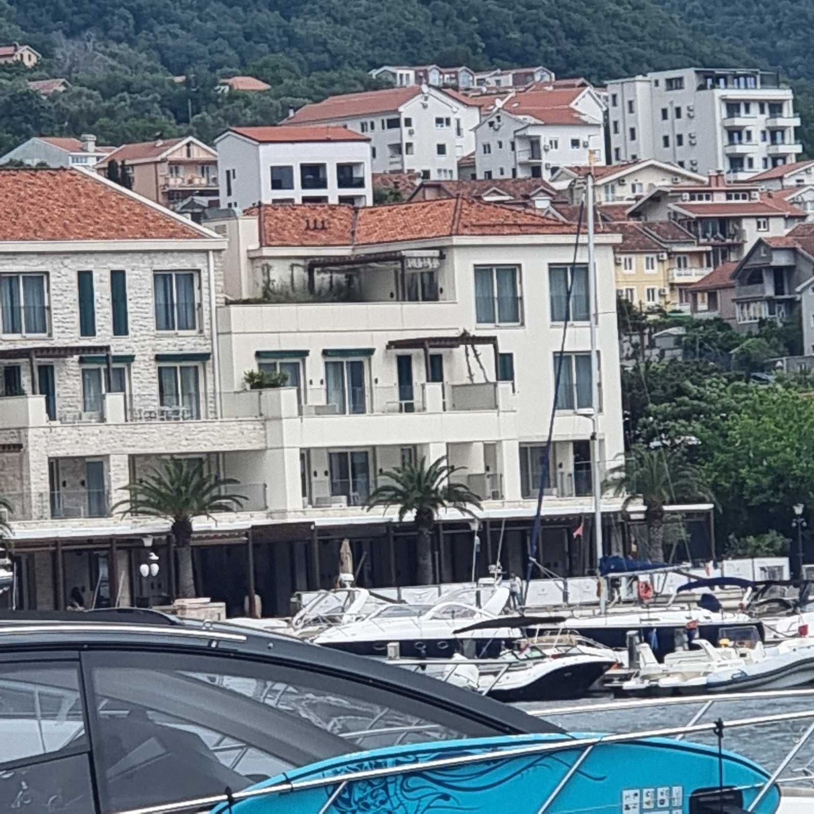 amforaproperty.com/Dvosoban moderno opremljen stan sa pogledom na more i parking mestom,Djenovici-Herceg Novi