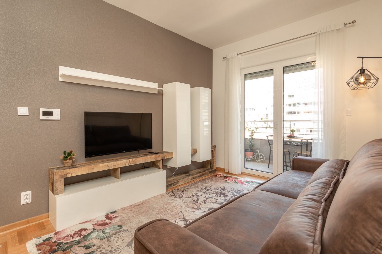 Moderno opremljen jednosoban stan sa garaznim mestom kod autobuske stanice u Budvi (Izdavanje na duzi period) - Amfora Real Estate