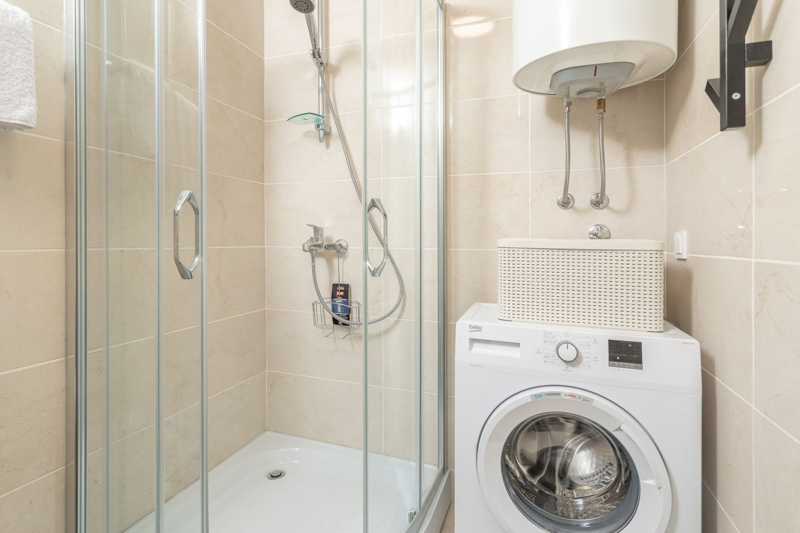 Moderno opremljen jednosoban stan sa garaznim mestom kod autobuske stanice u Budvi (Izdavanje na duzi period) - Amfora Real Estate