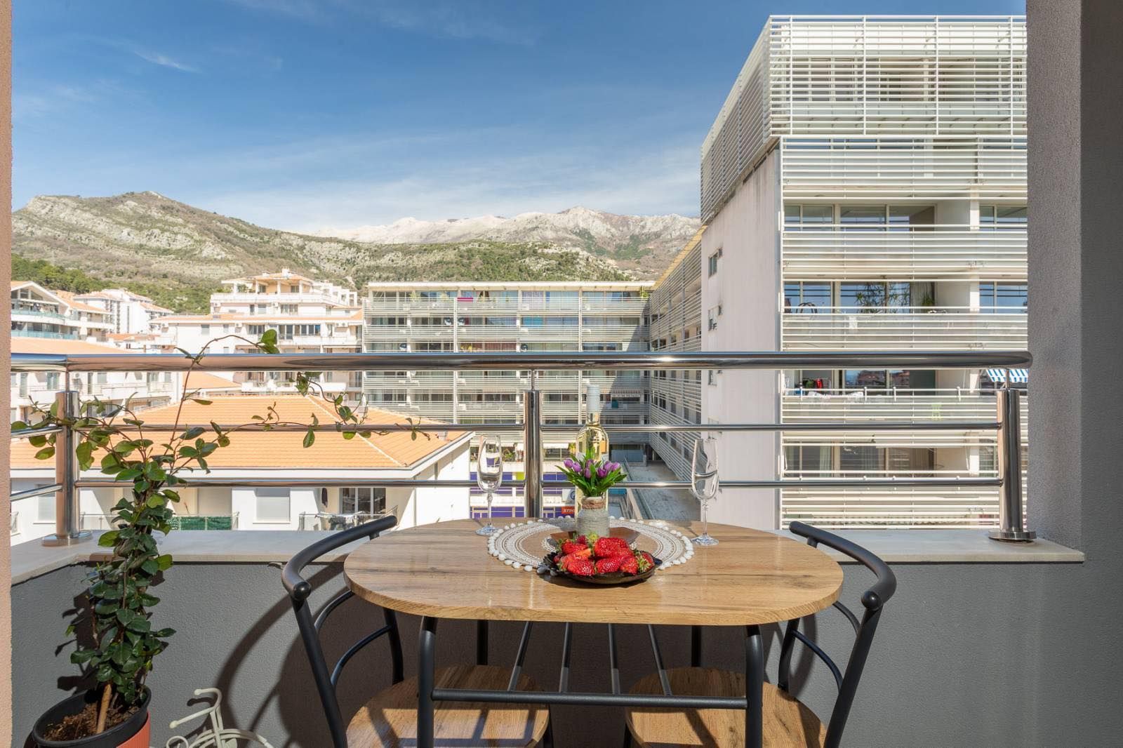 Moderno opremljen jednosoban stan sa garaznim mestom kod autobuske stanice u Budvi (Izdavanje na duzi period) - Amfora Real Estate