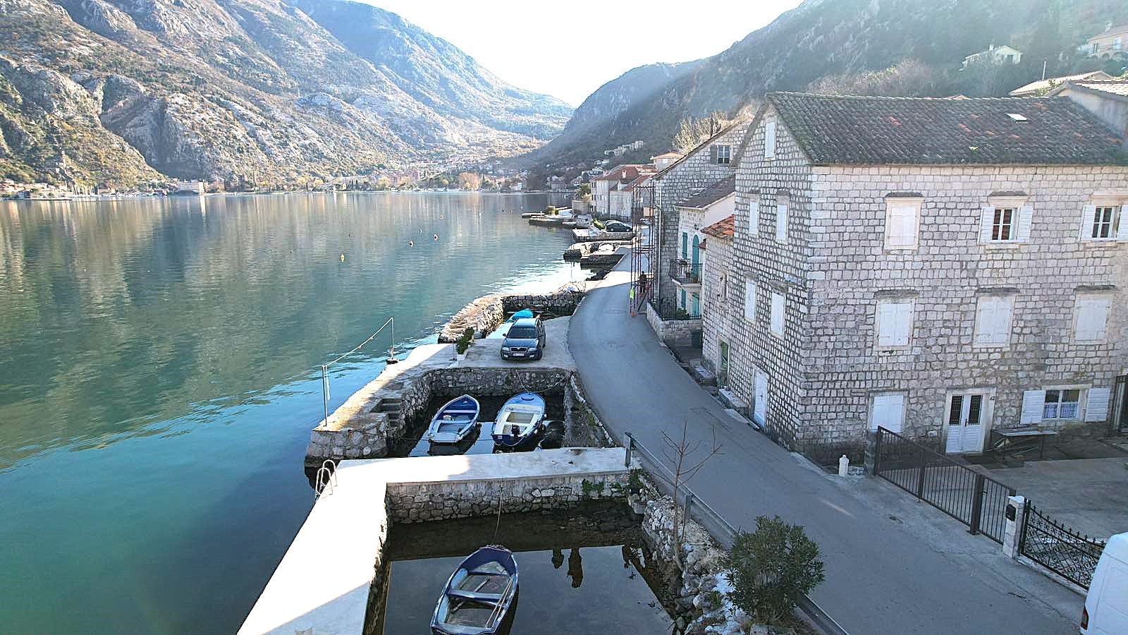 amforaproperty.com/Prelepa kamena kuća na prvoj liniji do mora u Muo, Kotor