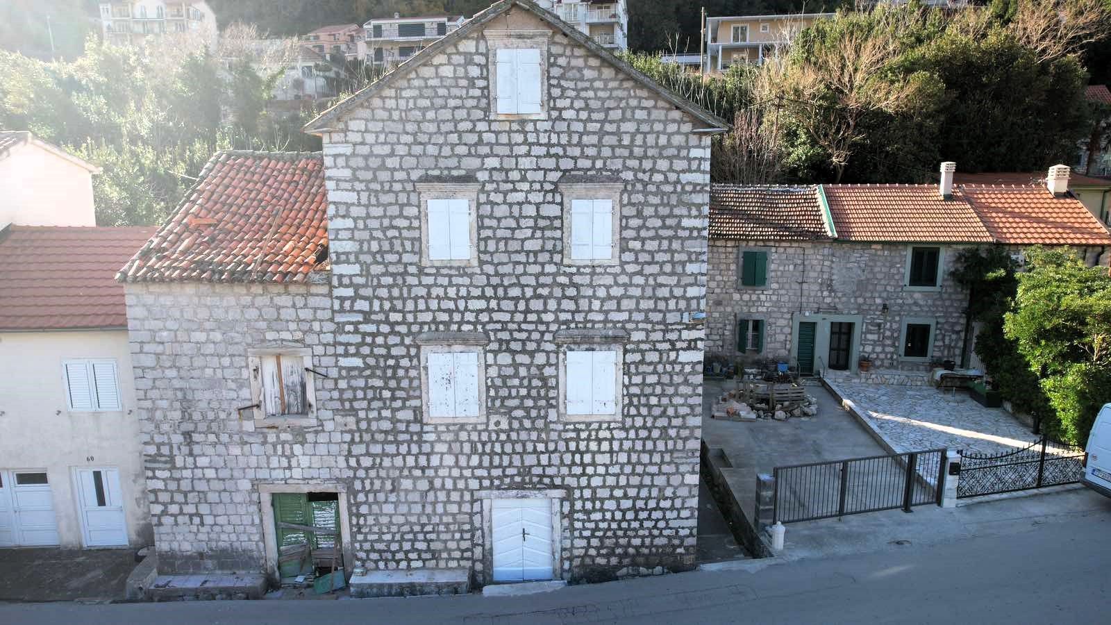 amforaproperty.com/Prelepa kamena kuća na prvoj liniji do mora u Muo, Kotor