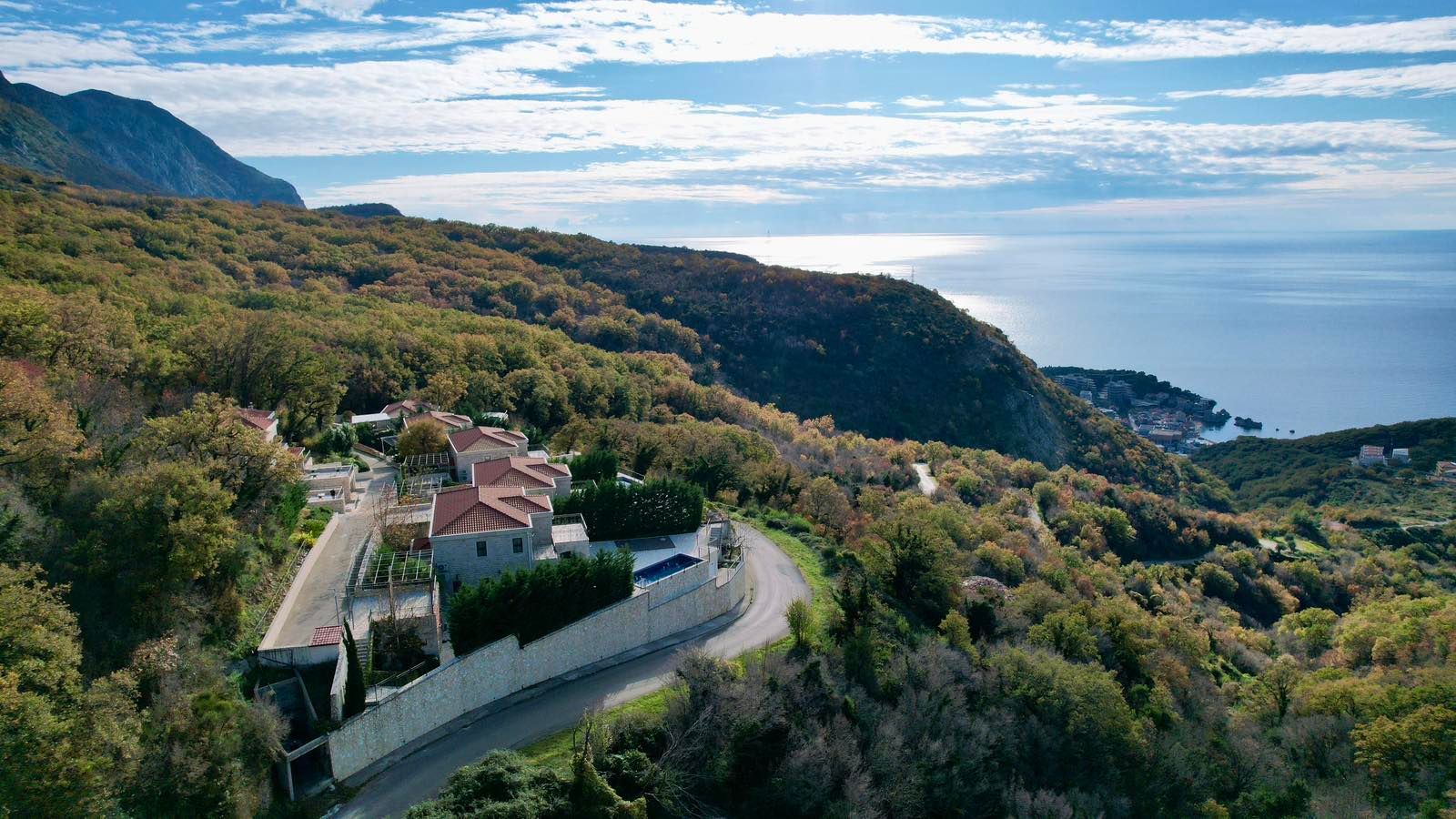 amforaproperty.com/Urbanizovano zemljište od 2.170 m² sa panoramskim pogledom na more – Kuljače, Budva