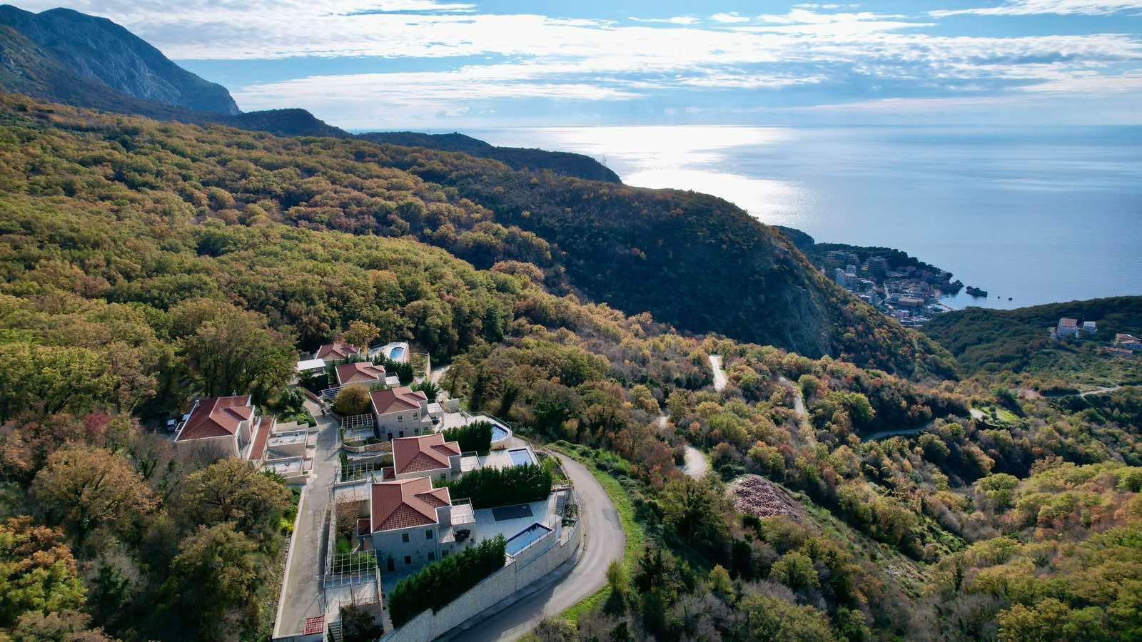 amforaproperty.com/Urbanizovano zemljište od 2.170 m² sa panoramskim pogledom na more – Kuljače, Budva