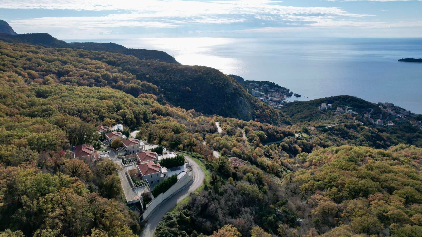 amforaproperty.com/Urbanizovano zemljište od 2.170 m² sa panoramskim pogledom na more – Kuljače, Budva