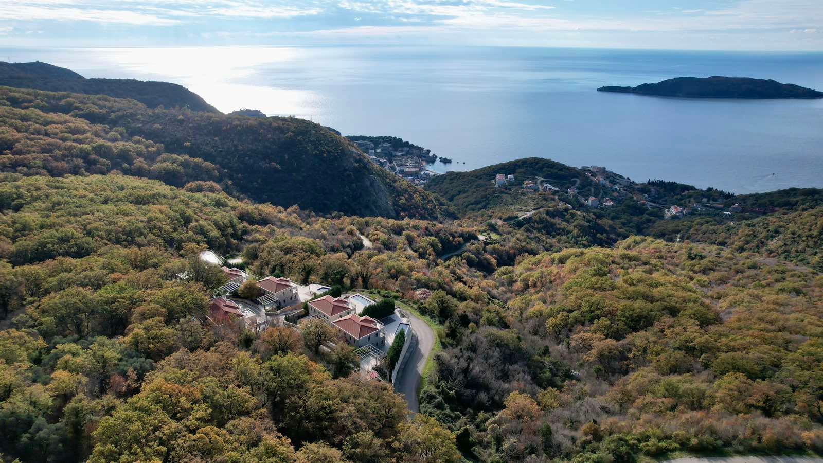 amforaproperty.com/Urbanizovano zemljište od 2.170 m² sa panoramskim pogledom na more – Kuljače, Budva