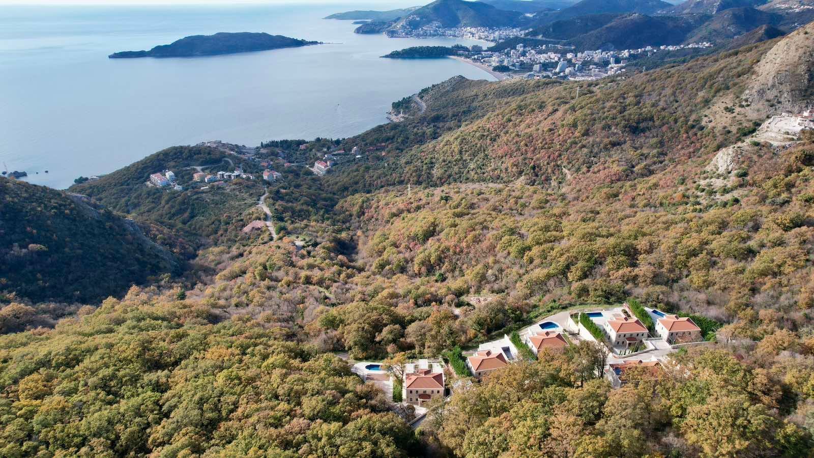 amforaproperty.com/Urbanizovano zemljište od 2.170 m² sa panoramskim pogledom na more – Kuljače, Budva