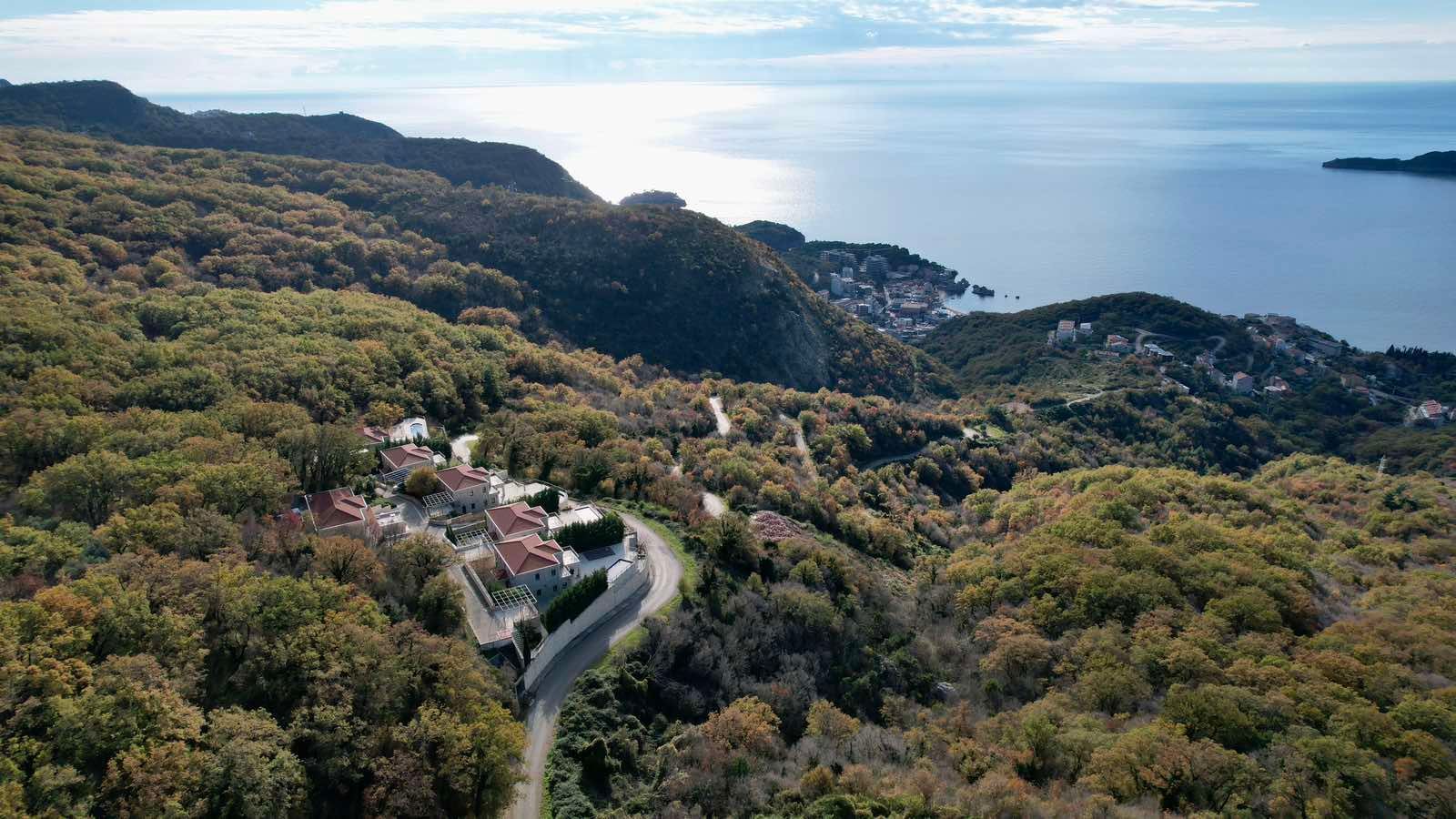 amforaproperty.com/Urbanizovano zemljište od 2.170 m² sa panoramskim pogledom na more – Kuljače, Budva