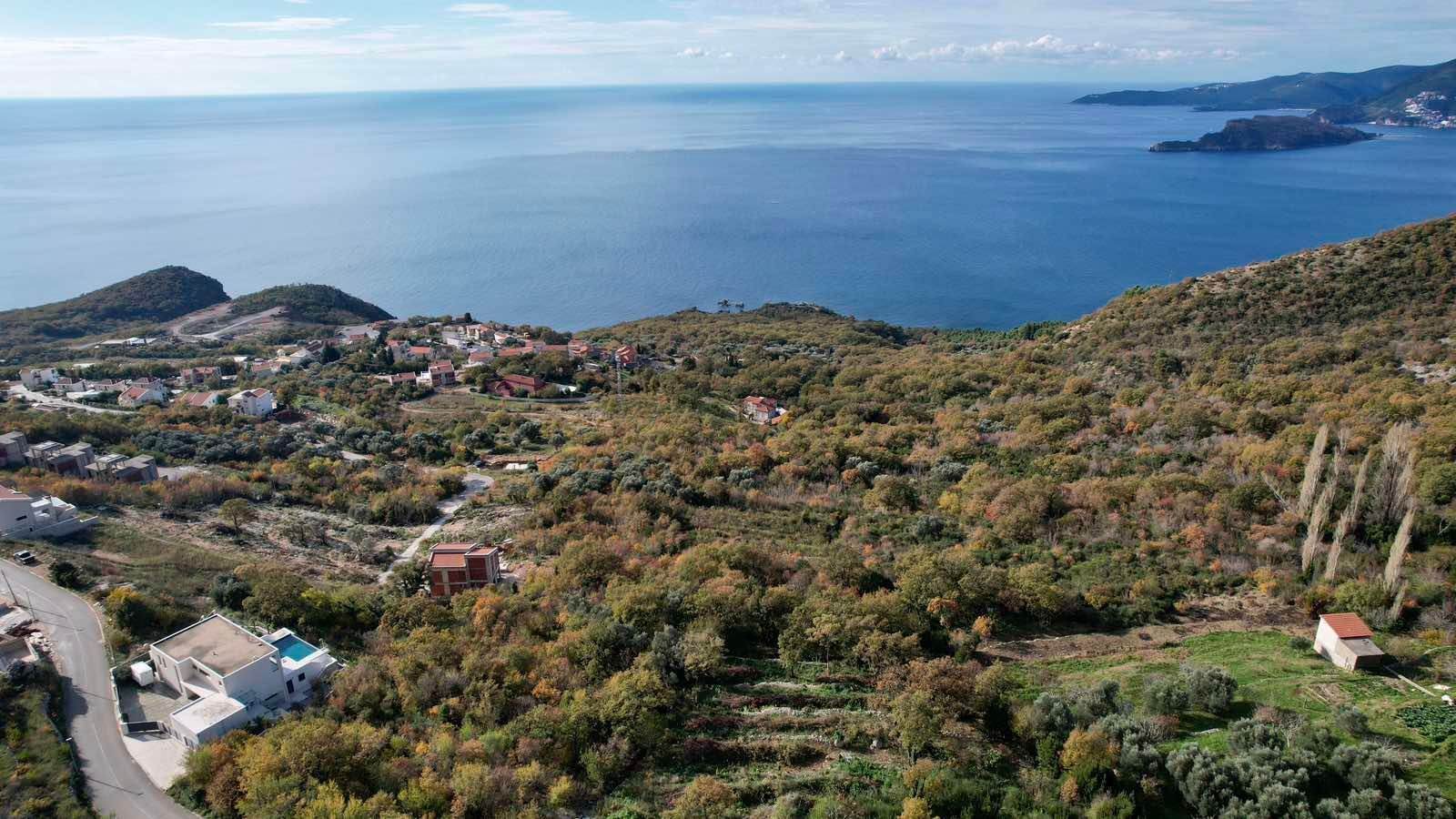 amforaproperty.com/Urbanizovano zemljište od 1.204 m² sa panoramskim pogledom na more – Blizikuće, Budva