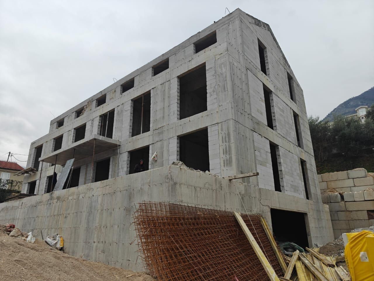 amforaproperty.com/Jednosoban stan 52.15m2 + 139m2 terase u novom stambenom kompleksu u Prčnju, Kotor