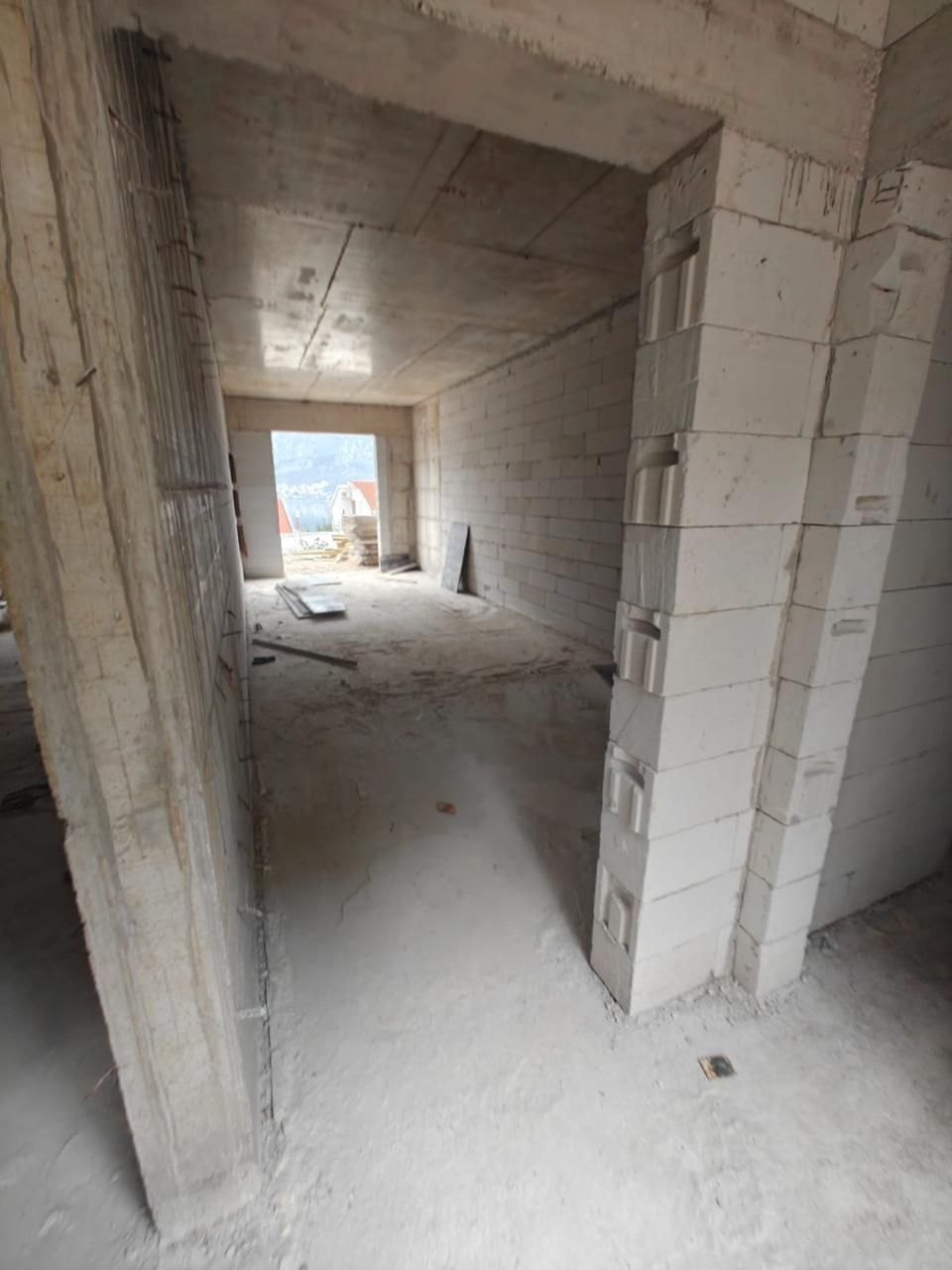 amforaproperty.com/Jednosoban stan 52.15m2 + 139m2 terase u novom stambenom kompleksu u Prčnju, Kotor