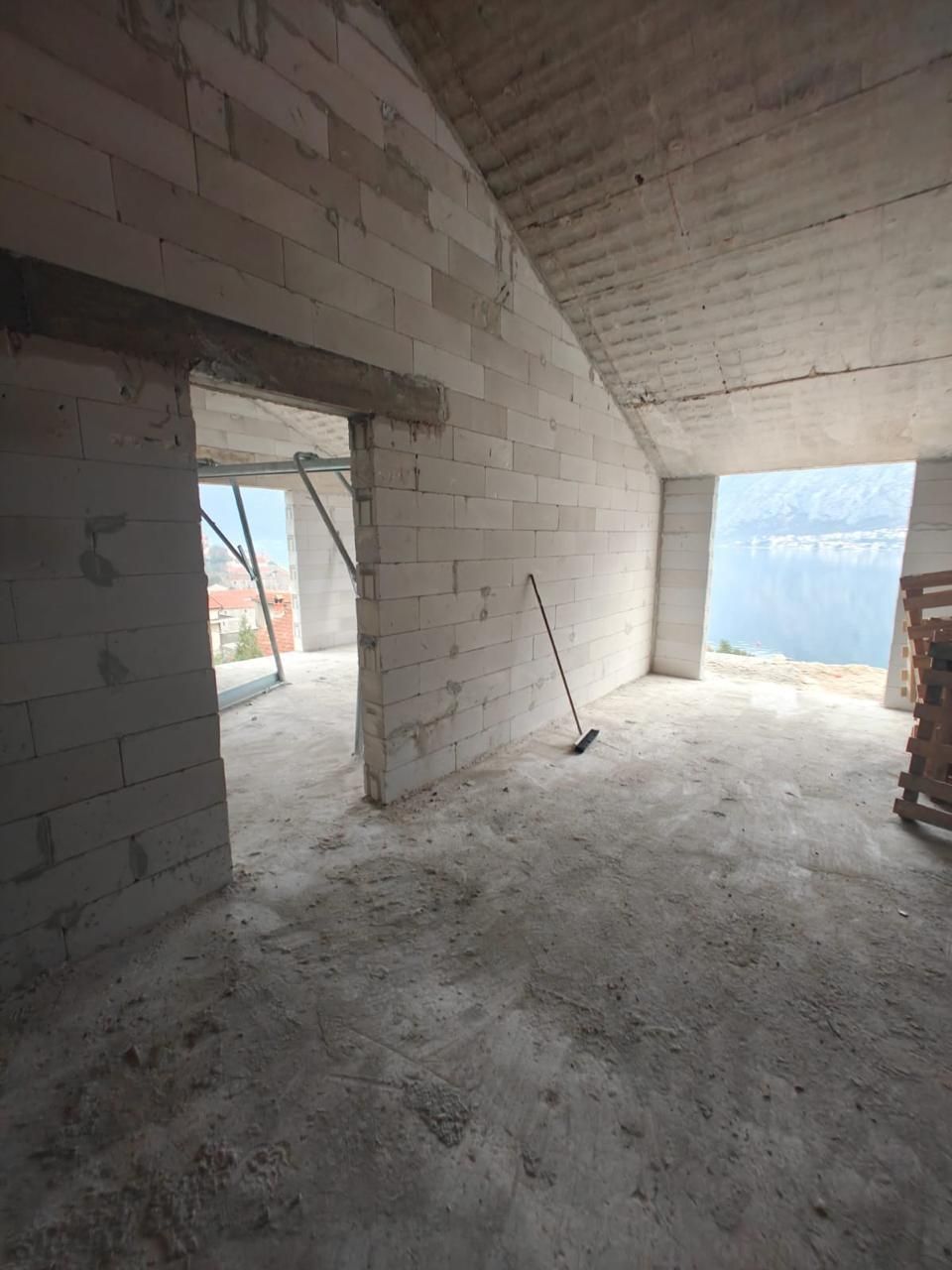 amforaproperty.com/Jednosoban stan 52.15m2 + 139m2 terase u novom stambenom kompleksu u Prčnju, Kotor