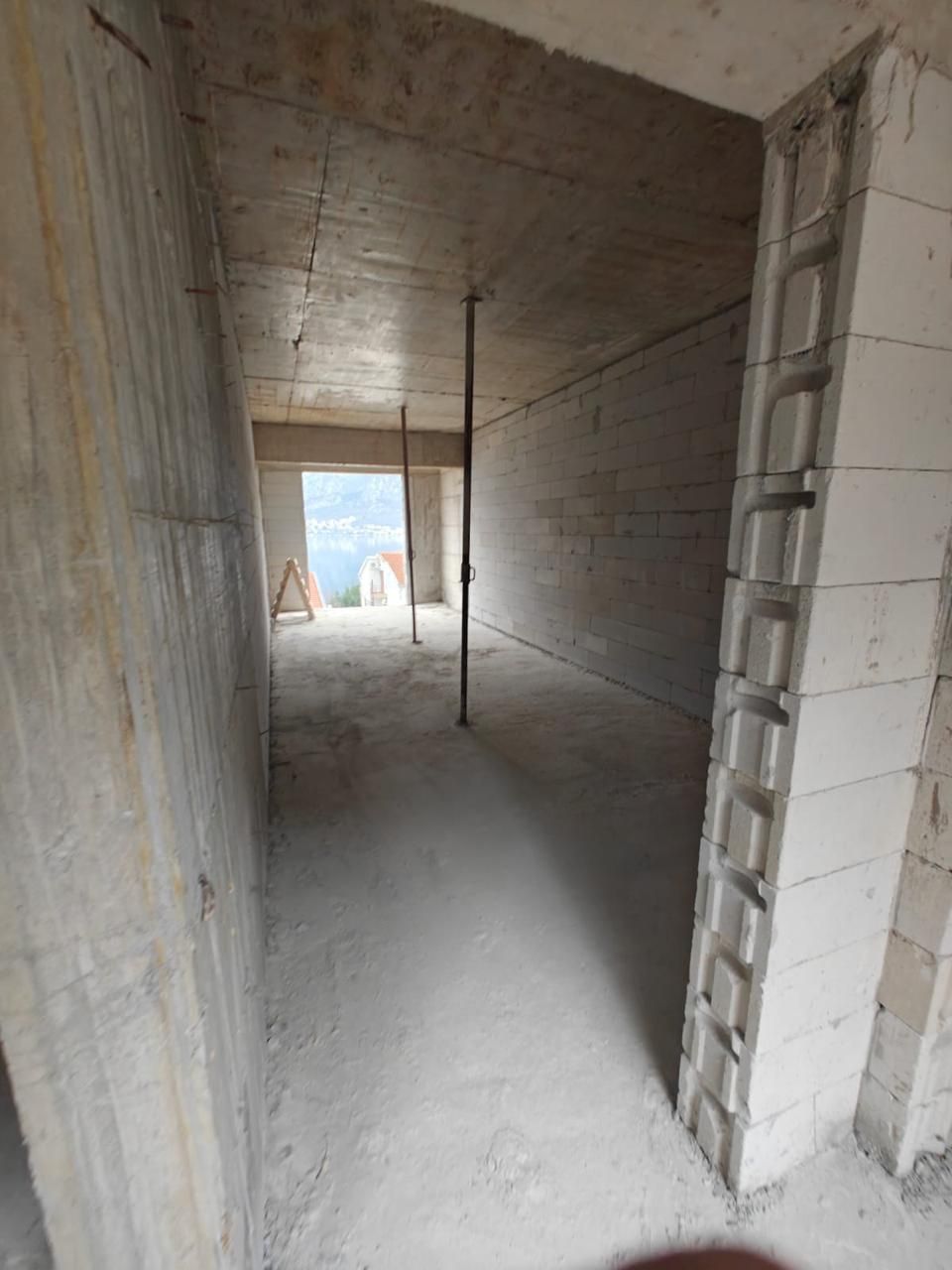 amforaproperty.com/Jednosoban stan 52.15m2 + 139m2 terase u novom stambenom kompleksu u Prčnju, Kotor