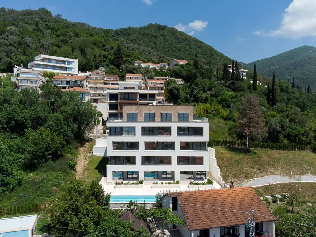 amforaproperty.com/Dvosoban Dupleks 101,5m² sa Panoramskim Pogledom, Parking Mestom i Bazenom u Modernom Kompleksu - Donja Lastva, Tivat