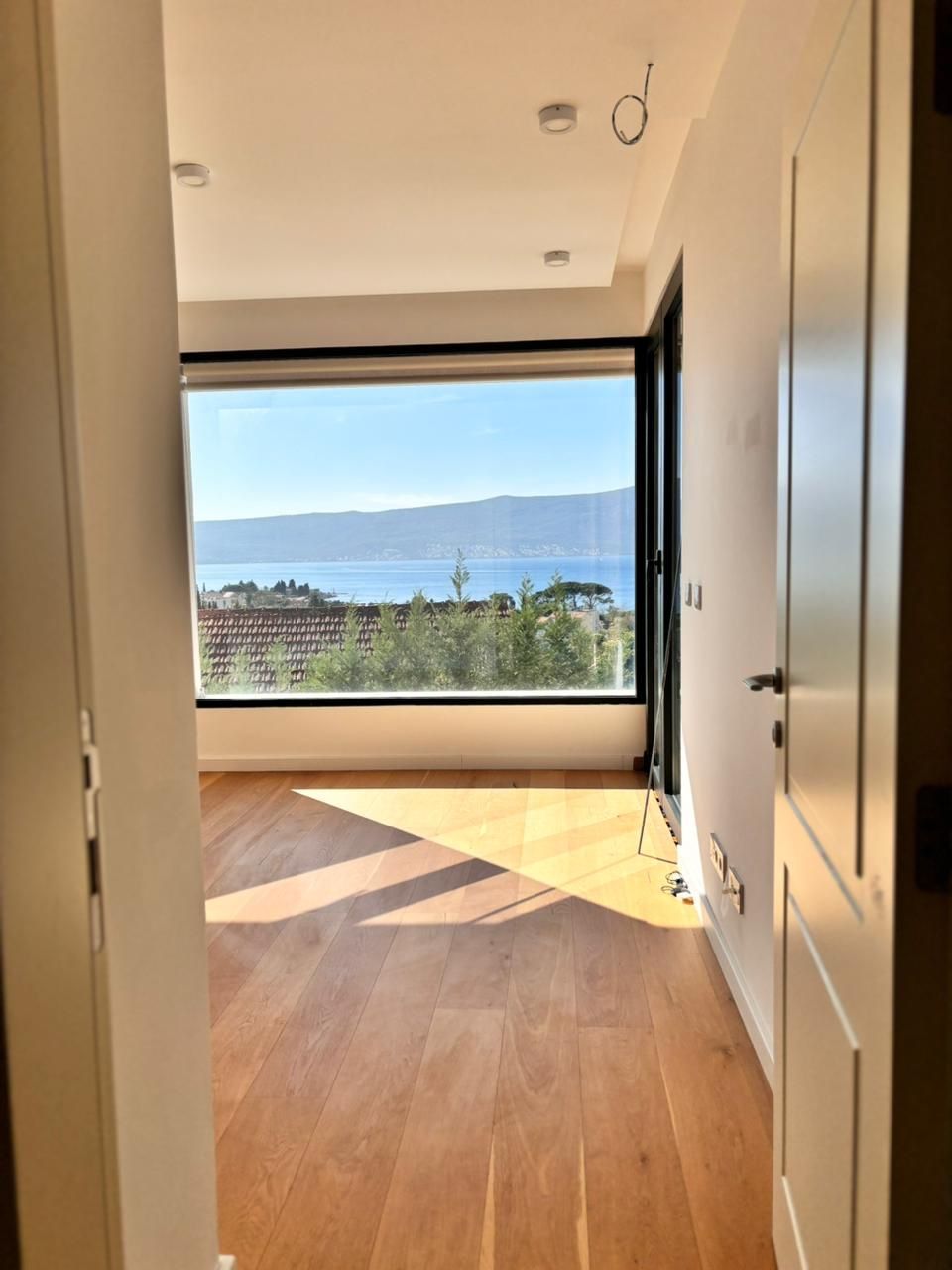 amforaproperty.com/Dvosoban Dupleks 101,5m² sa Panoramskim Pogledom, Parking Mestom i Bazenom u Modernom Kompleksu - Donja Lastva, Tivat