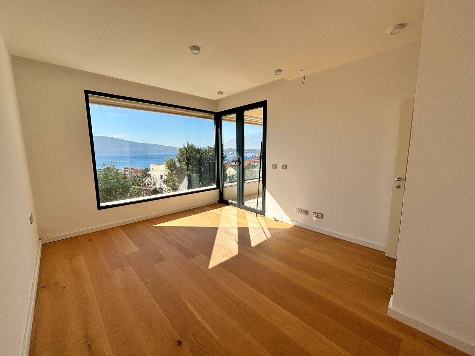 amforaproperty.com/Dvosoban Dupleks 101,5m² sa Panoramskim Pogledom, Parking Mestom i Bazenom u Modernom Kompleksu - Donja Lastva, Tivat