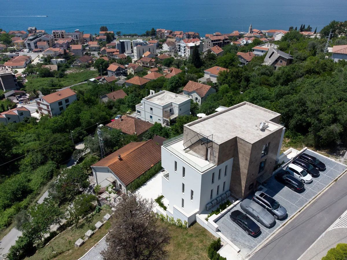 amforaproperty.com/Dvosoban Dupleks 101,5m² sa Panoramskim Pogledom, Parking Mestom i Bazenom u Modernom Kompleksu - Donja Lastva, Tivat