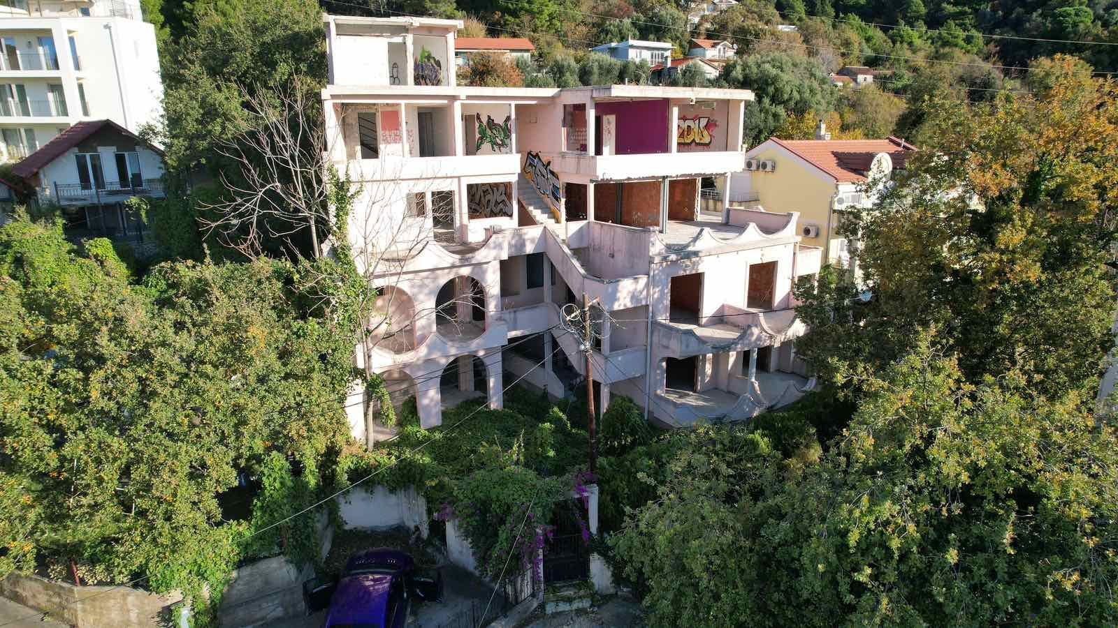 amforaproperty.com/Nedovršena zgrada sa pogledom na more u Budvi, naselje Lazi