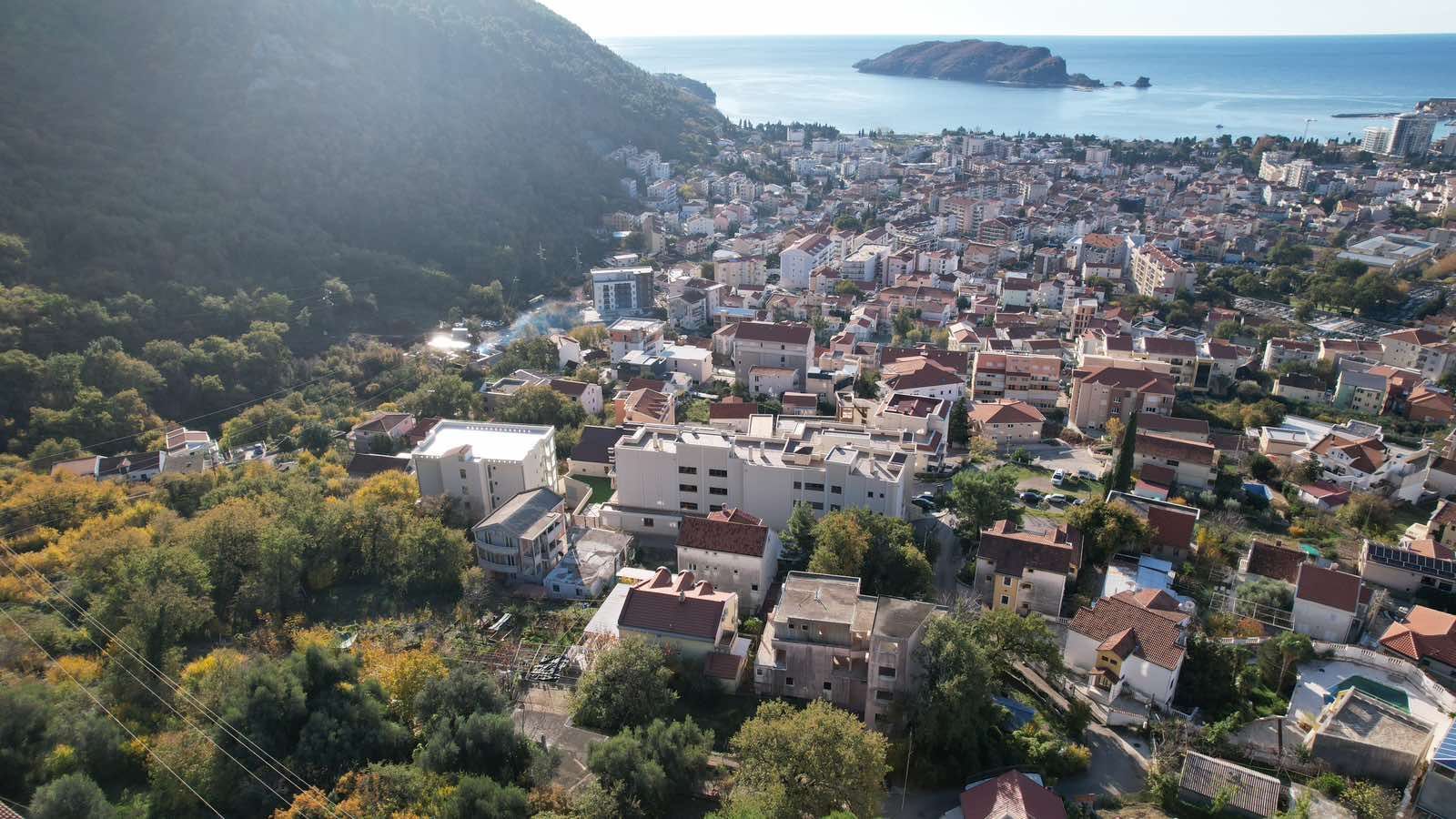 amforaproperty.com/Nedovršena zgrada sa pogledom na more u Budvi, naselje Lazi