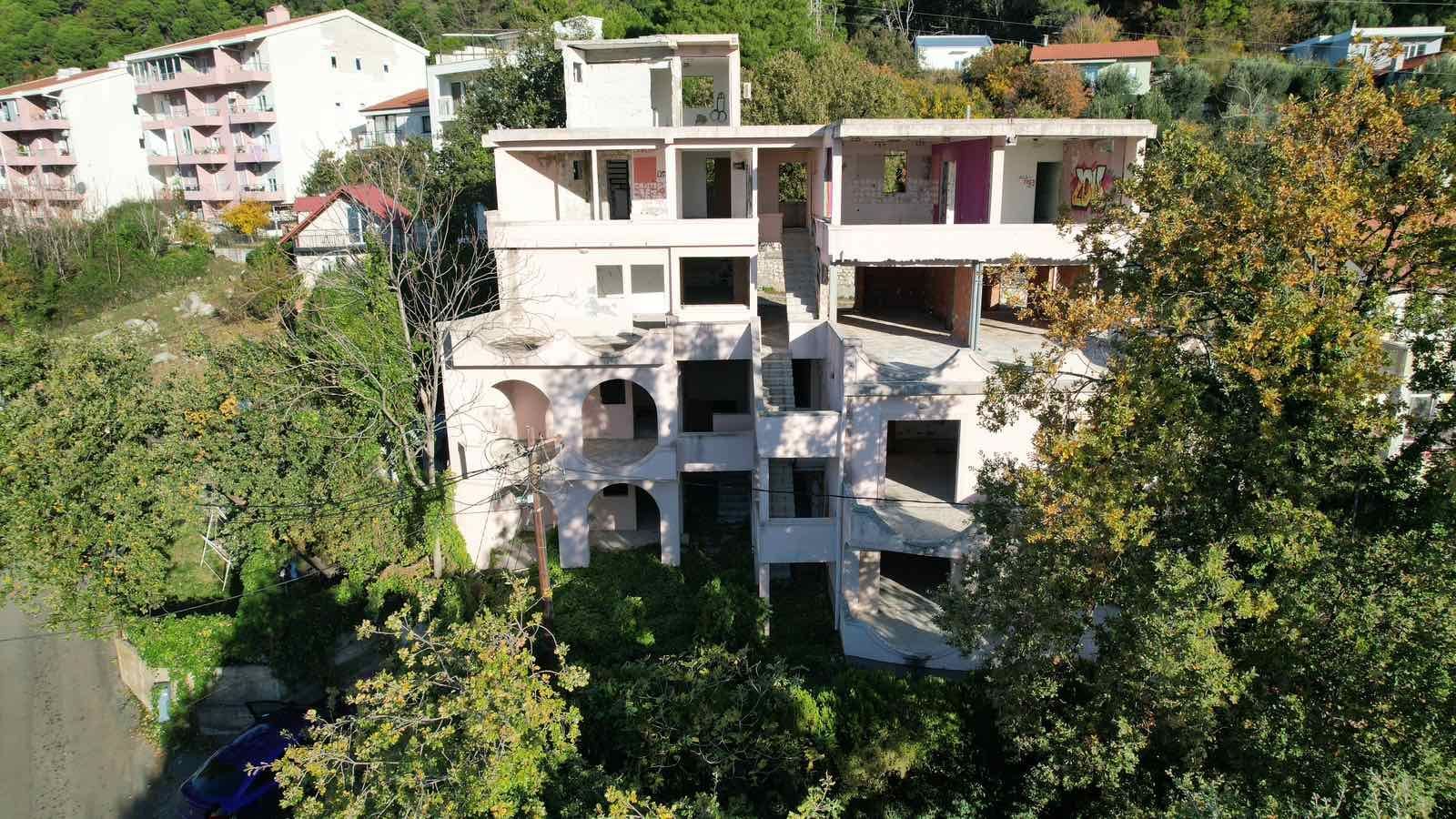 amforaproperty.com/Nedovršena zgrada sa pogledom na more u Budvi, naselje Lazi