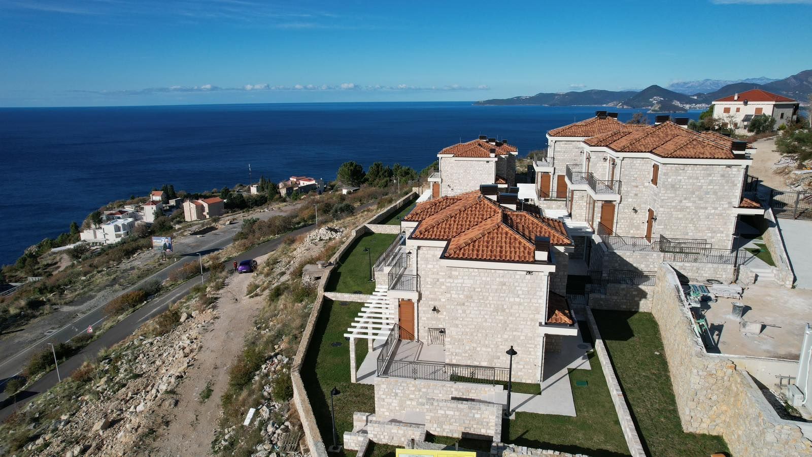 amforaproperty.com/Ekskluzivan kompleks od 8 luksuznih townhouse objekata sa bazenom i panoramskim pogledom na more – Reževići, Budva