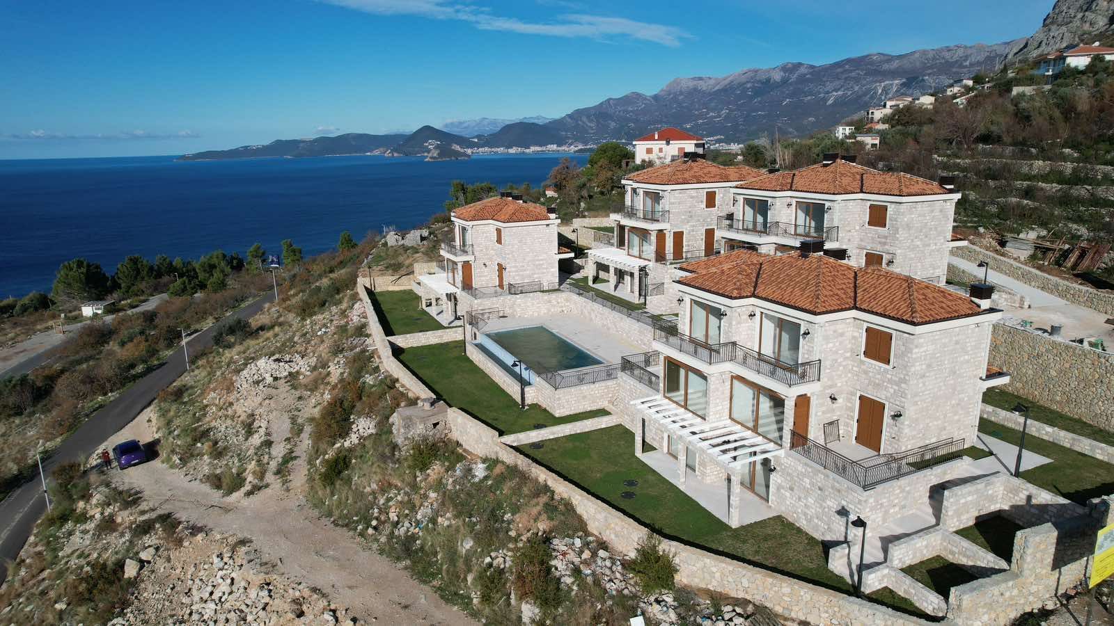 amforaproperty.com/Ekskluzivan kompleks od 8 luksuznih townhouse objekata sa bazenom i panoramskim pogledom na more – Reževići, Budva