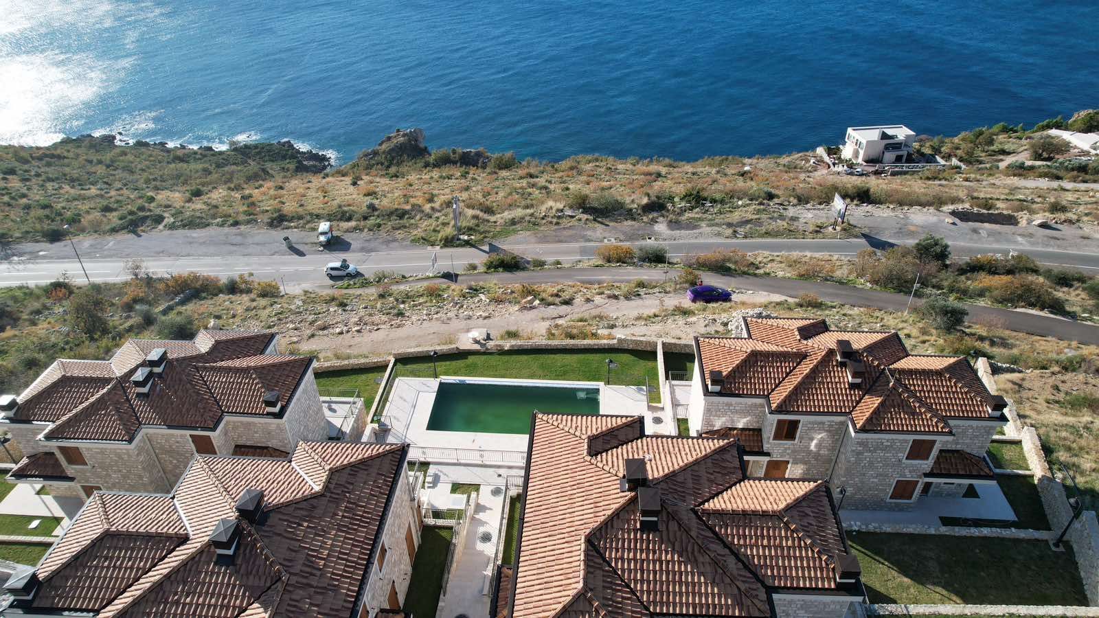 amforaproperty.com/Ekskluzivan kompleks od 8 luksuznih townhouse objekata sa bazenom i panoramskim pogledom na more – Reževići, Budva