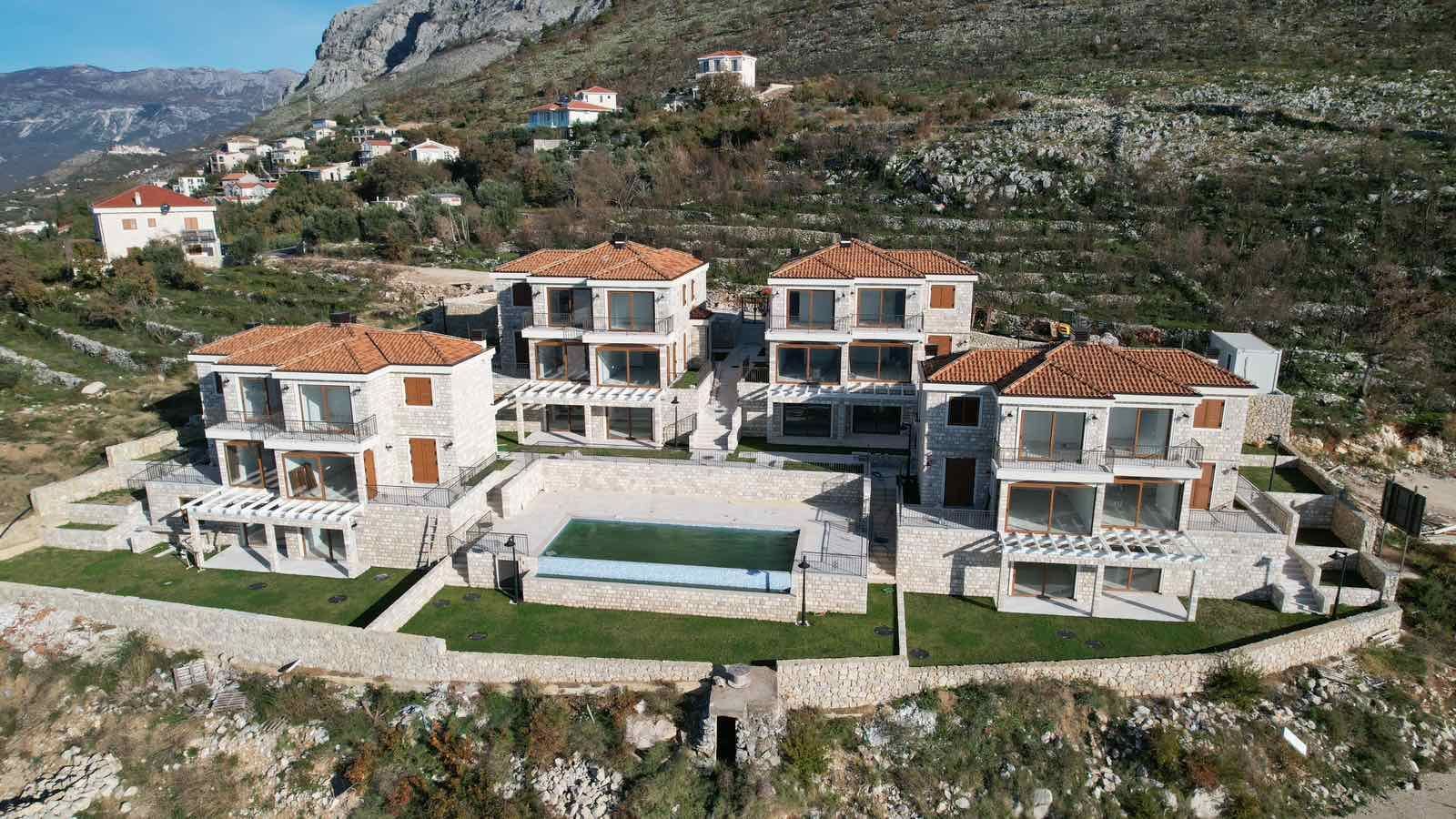 amforaproperty.com/Ekskluzivan kompleks od 8 luksuznih townhouse objekata sa bazenom i panoramskim pogledom na more – Reževići, Budva