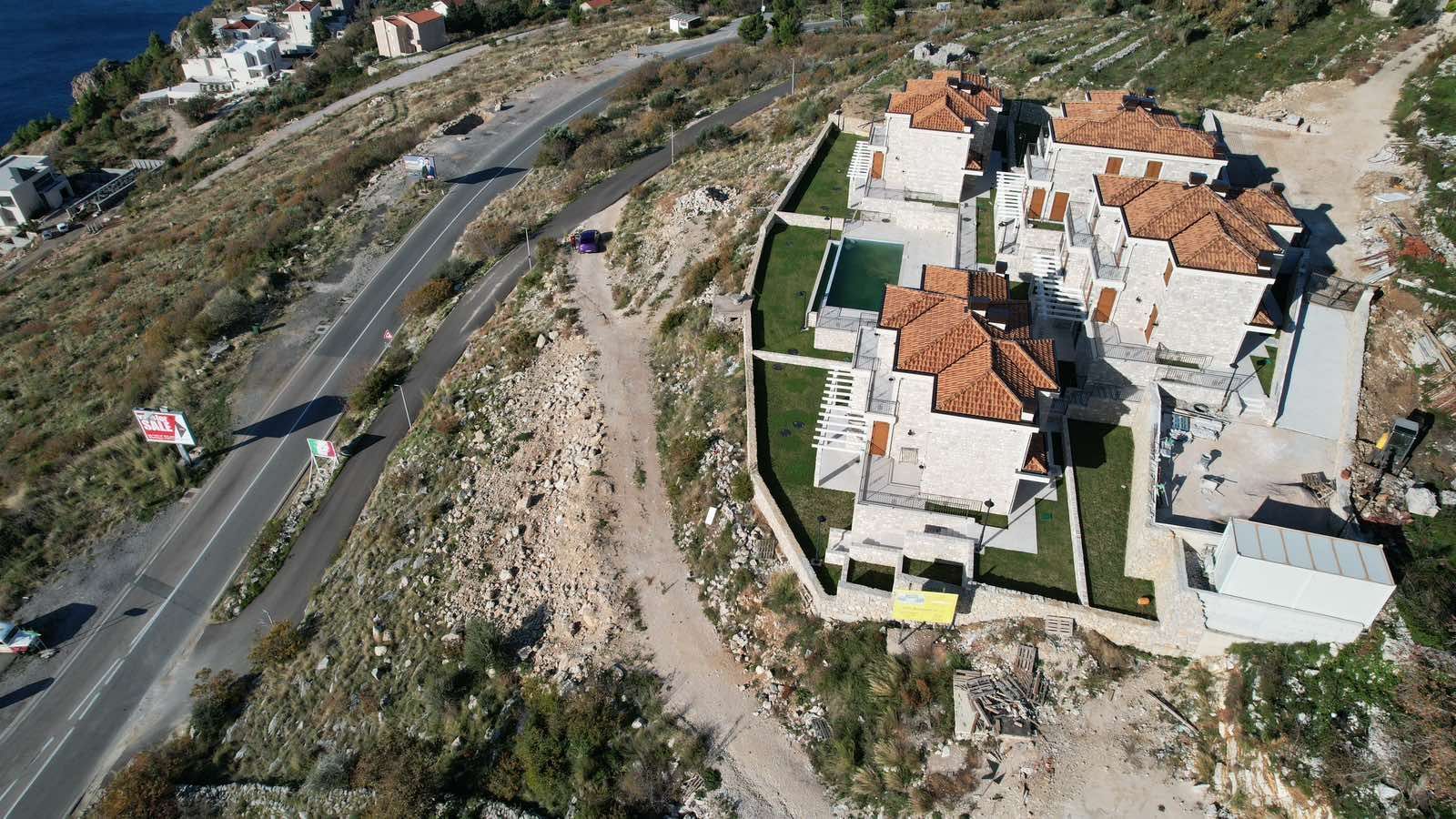 amforaproperty.com/Ekskluzivan kompleks od 8 luksuznih townhouse objekata sa bazenom i panoramskim pogledom na more – Reževići, Budva