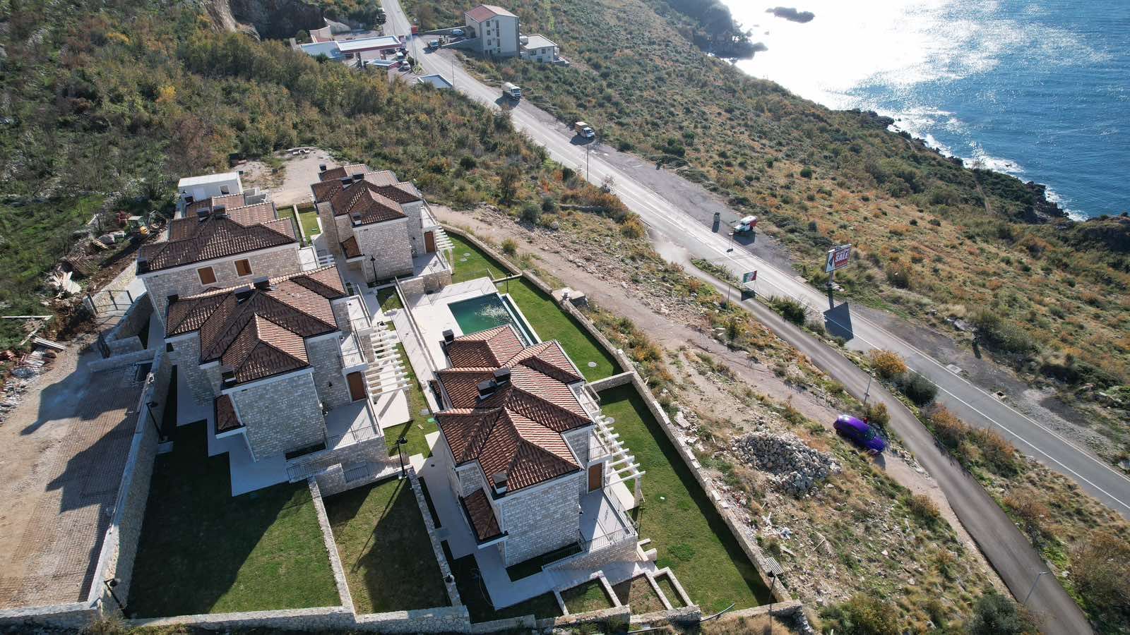 amforaproperty.com/Ekskluzivan kompleks od 8 luksuznih townhouse objekata sa bazenom i panoramskim pogledom na more – Reževići, Budva