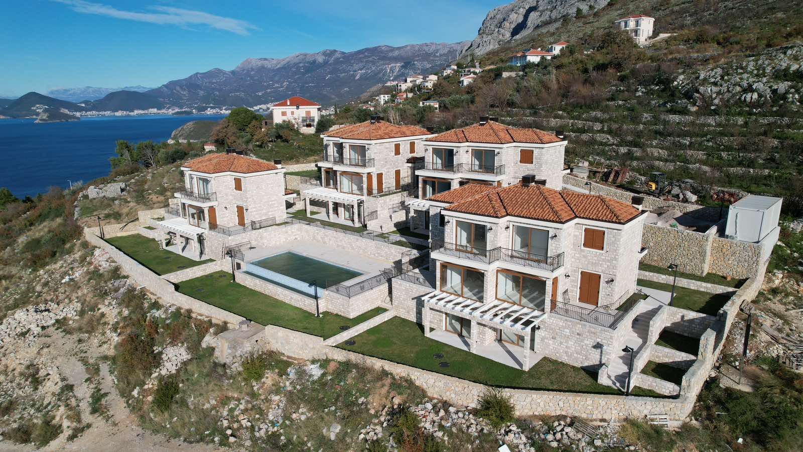 amforaproperty.com/Ekskluzivan kompleks od 8 luksuznih townhouse objekata sa bazenom i panoramskim pogledom na more – Reževići, Budva