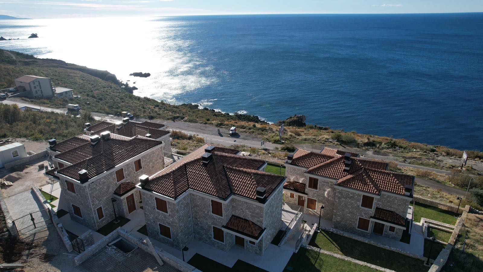 amforaproperty.com/Ekskluzivan kompleks od 8 luksuznih townhouse objekata sa bazenom i panoramskim pogledom na more – Reževići, Budva