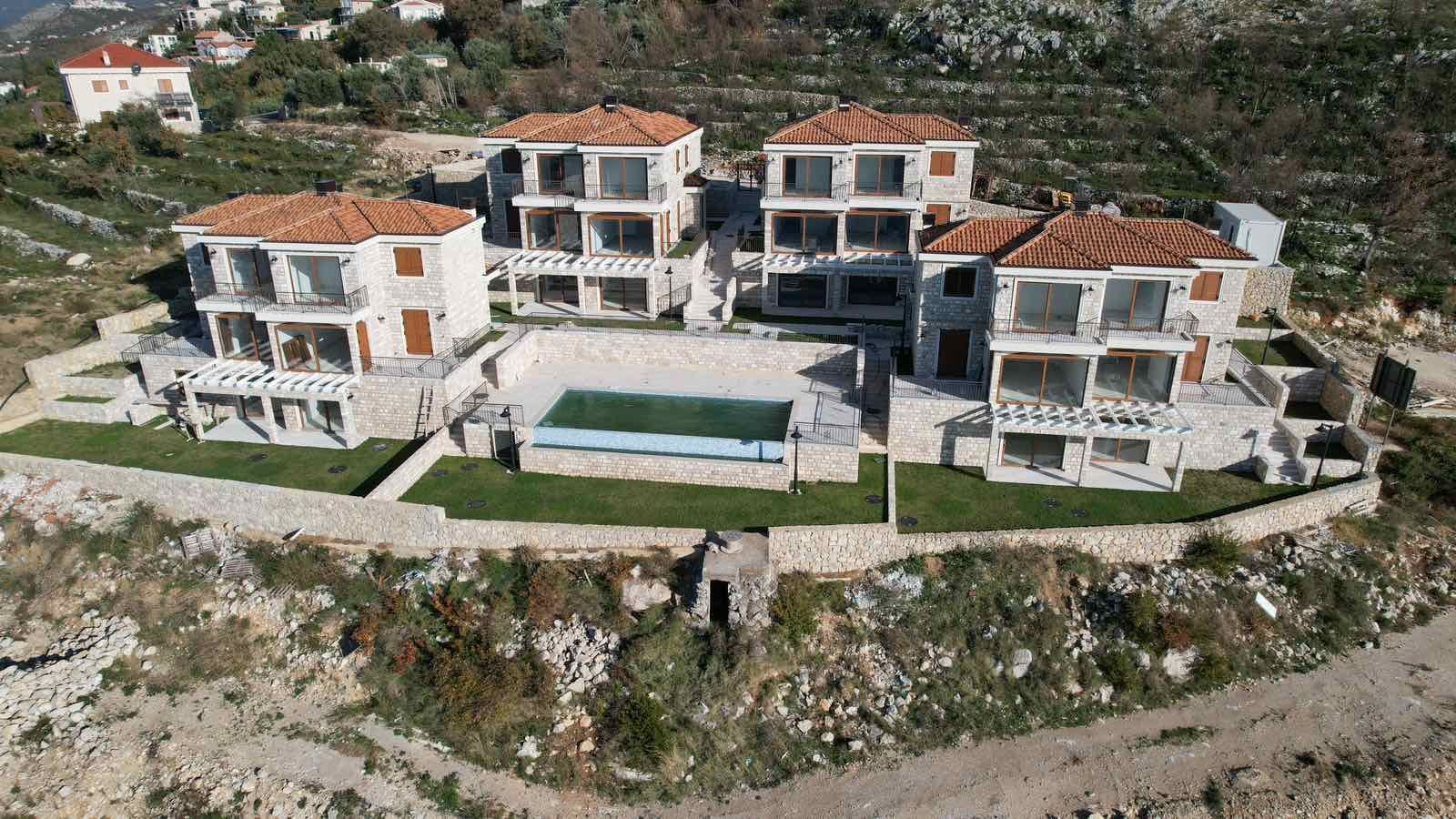 amforaproperty.com/Ekskluzivan kompleks od 8 luksuznih townhouse objekata sa bazenom i panoramskim pogledom na more – Reževići, Budva