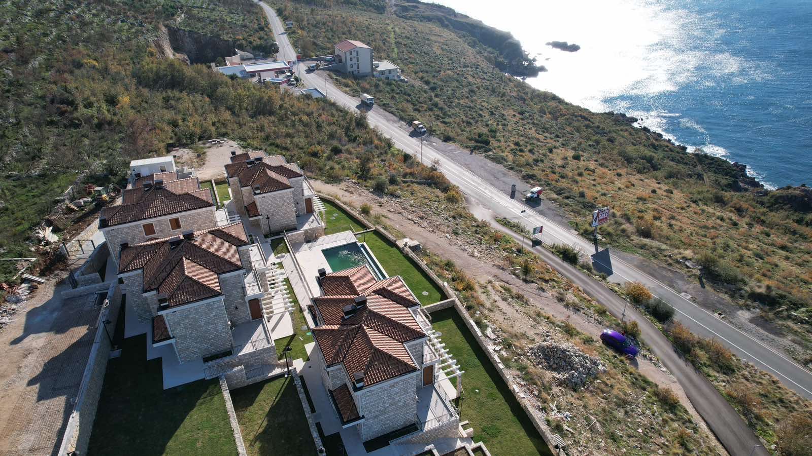 amforaproperty.com/Ekskluzivan kompleks od 8 luksuznih townhouse objekata sa bazenom i panoramskim pogledom na more – Reževići, Budva