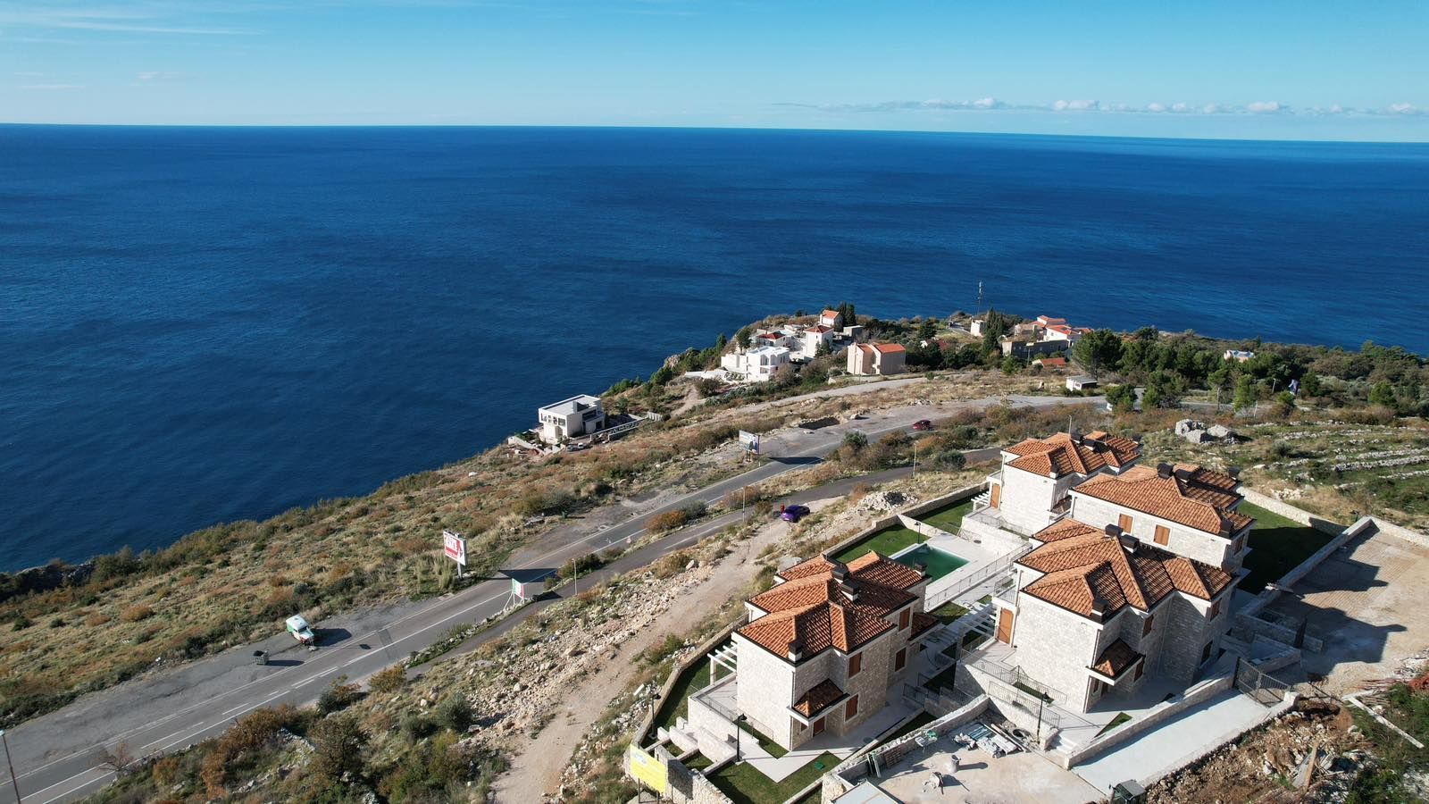 amforaproperty.com/Ekskluzivan kompleks od 8 luksuznih townhouse objekata sa bazenom i panoramskim pogledom na more – Reževići, Budva