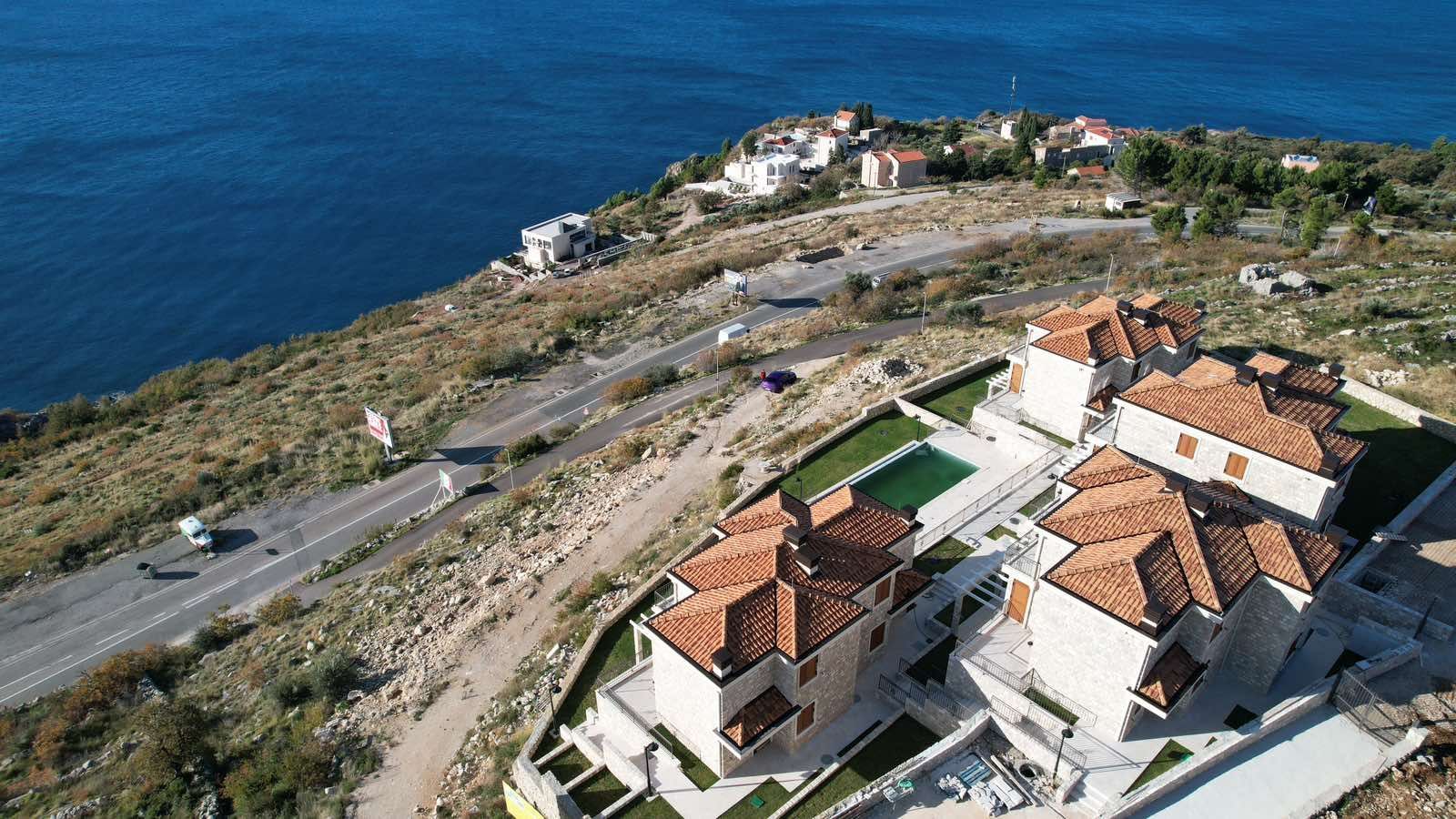 amforaproperty.com/Ekskluzivan kompleks od 8 luksuznih townhouse objekata sa bazenom i panoramskim pogledom na more – Reževići, Budva