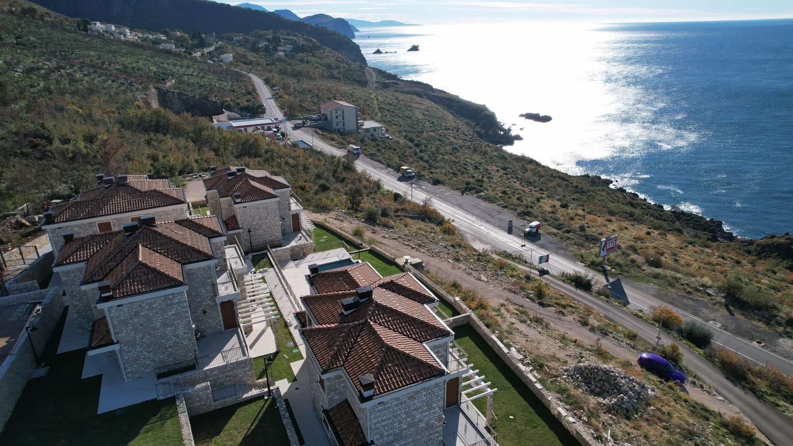 amforaproperty.com/Ekskluzivan kompleks od 8 luksuznih townhouse objekata sa bazenom i panoramskim pogledom na more – Reževići, Budva