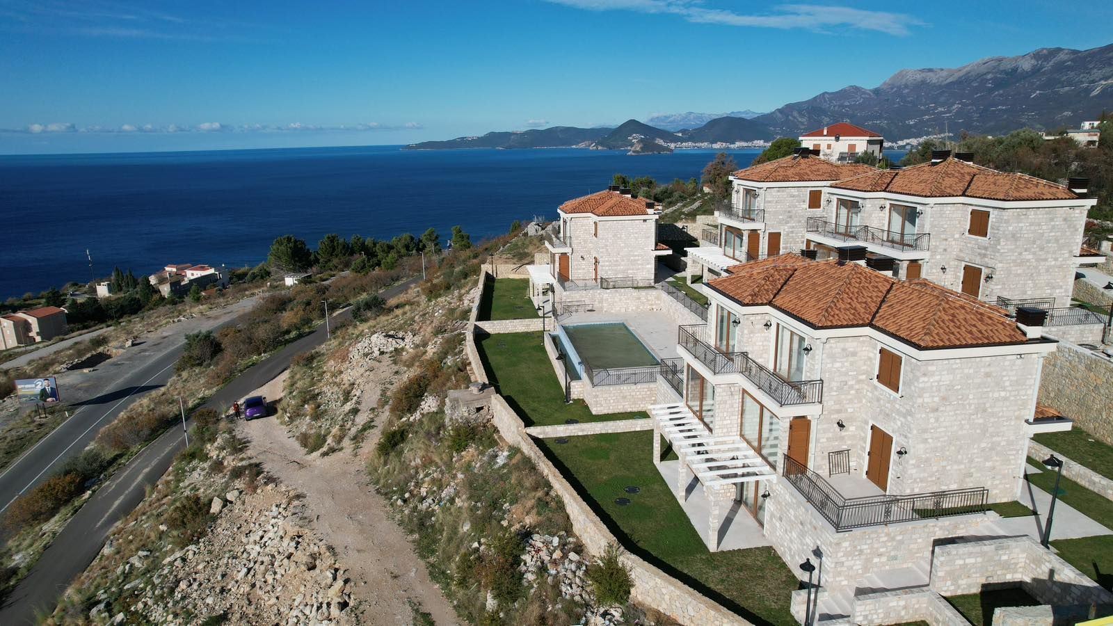 amforaproperty.com/Ekskluzivan kompleks od 8 luksuznih townhouse objekata sa bazenom i panoramskim pogledom na more – Reževići, Budva