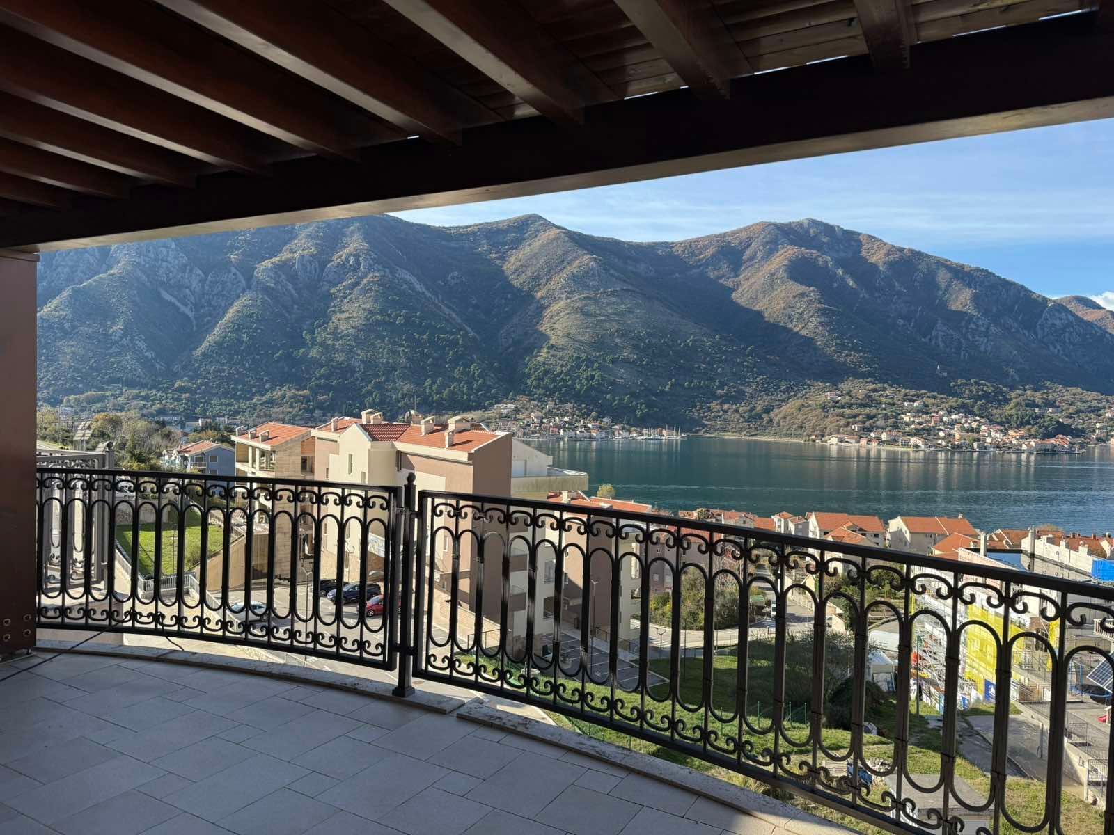 amforaproperty.com/Luksuzni dvosoban stan sa panoramskim pogledom na more, 112 m², garažno mesto – Dobrota, Kotor