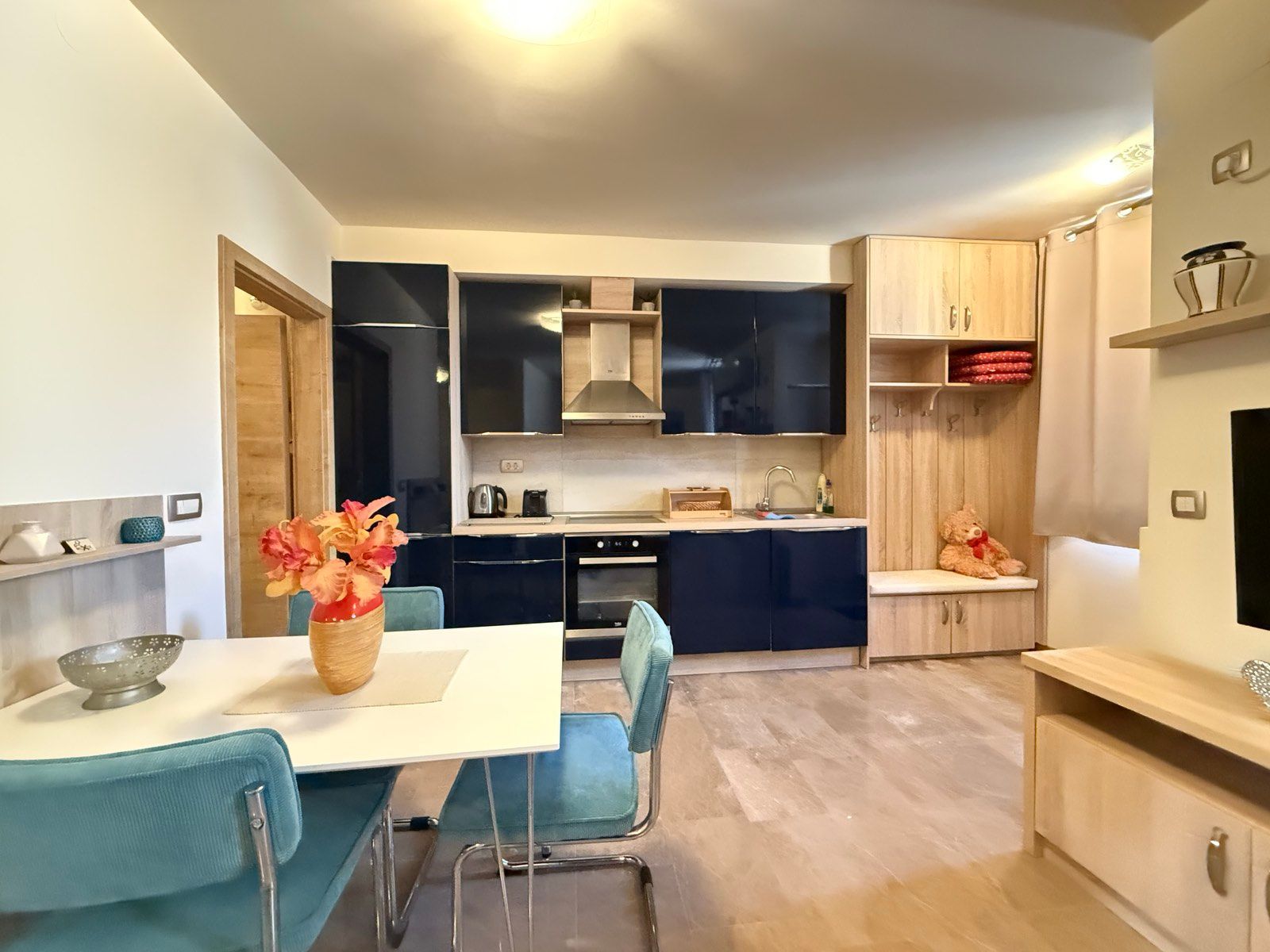 amforaproperty.com/Prodaja tri studio apartmana sa bazenom, 250 metara od mora, Dobrota, Kotor