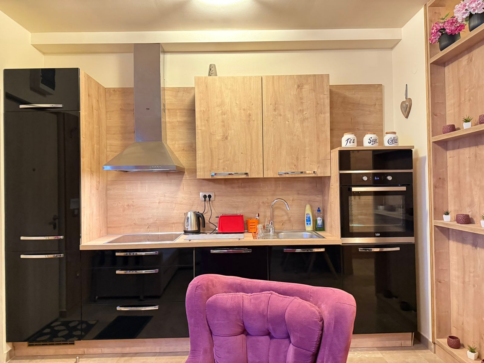 amforaproperty.com/Prodaja tri studio apartmana sa bazenom, 250 metara od mora, Dobrota, Kotor