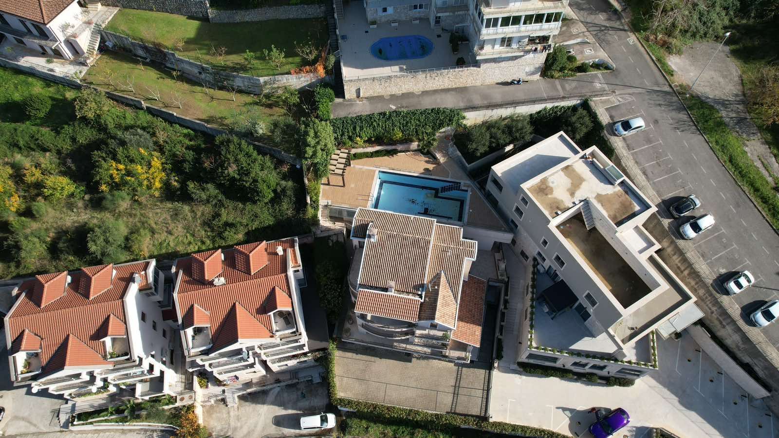 amforaproperty.com/Prodaja tri studio apartmana sa bazenom, 250 metara od mora, Dobrota, Kotor