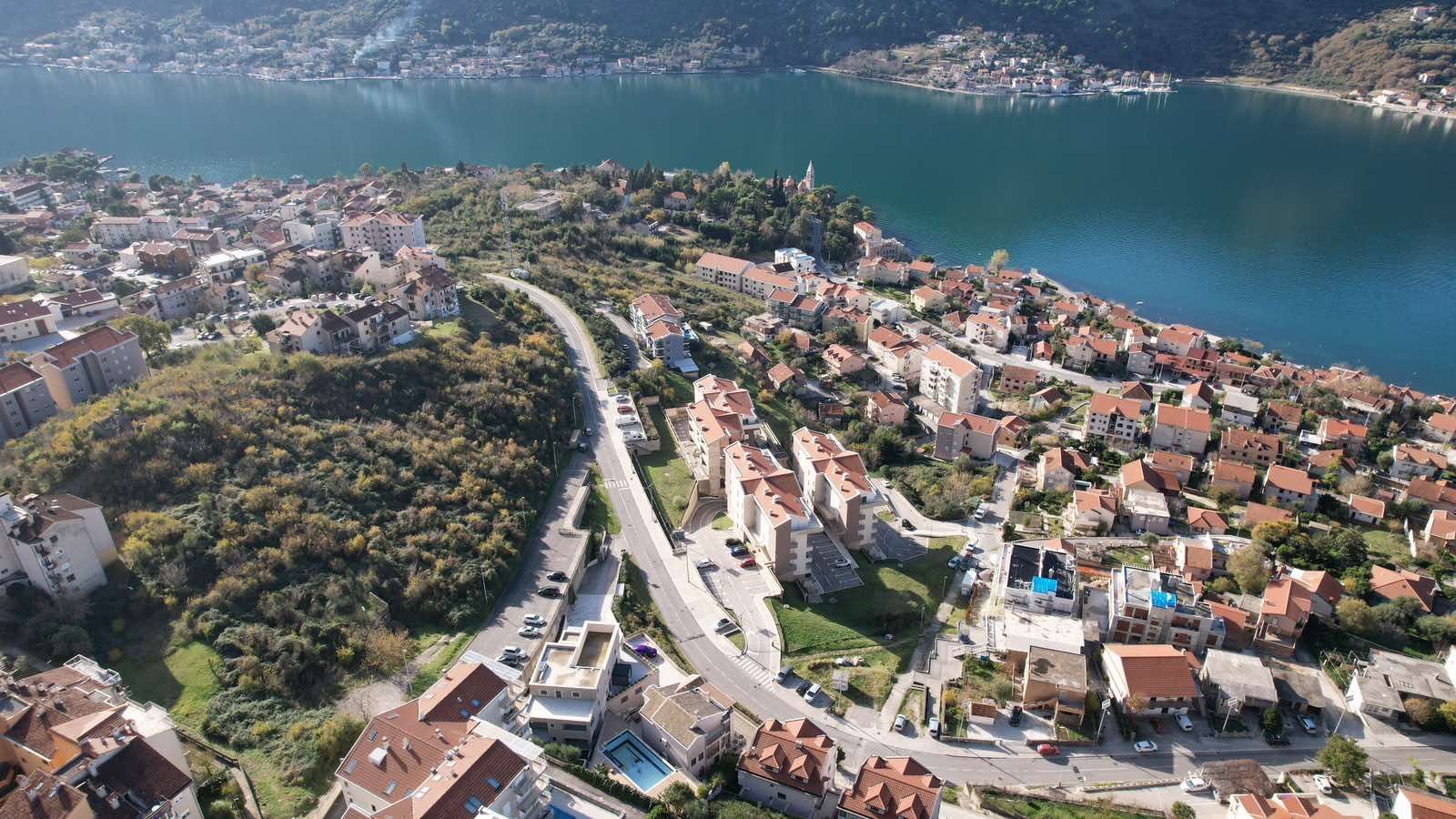 amforaproperty.com/Prodaja tri studio apartmana sa bazenom, 250 metara od mora, Dobrota, Kotor