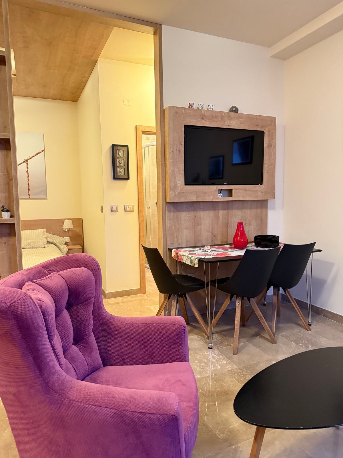 amforaproperty.com/Prodaja tri studio apartmana sa bazenom, 250 metara od mora, Dobrota, Kotor