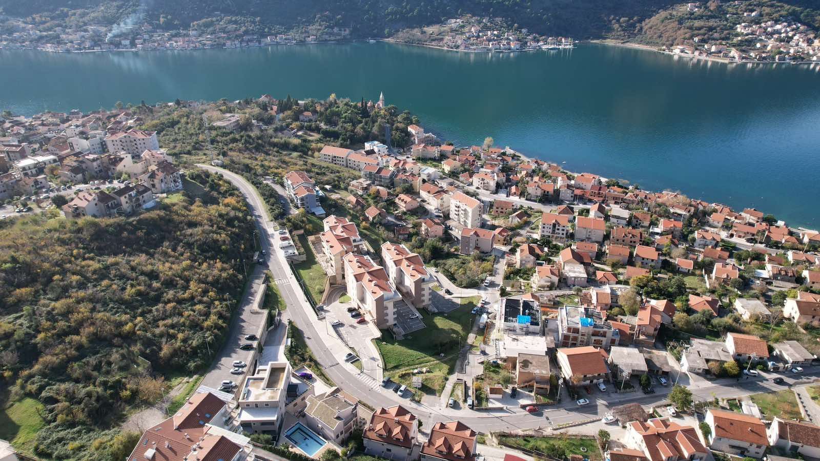 amforaproperty.com/Prodaja tri studio apartmana sa bazenom, 250 metara od mora, Dobrota, Kotor