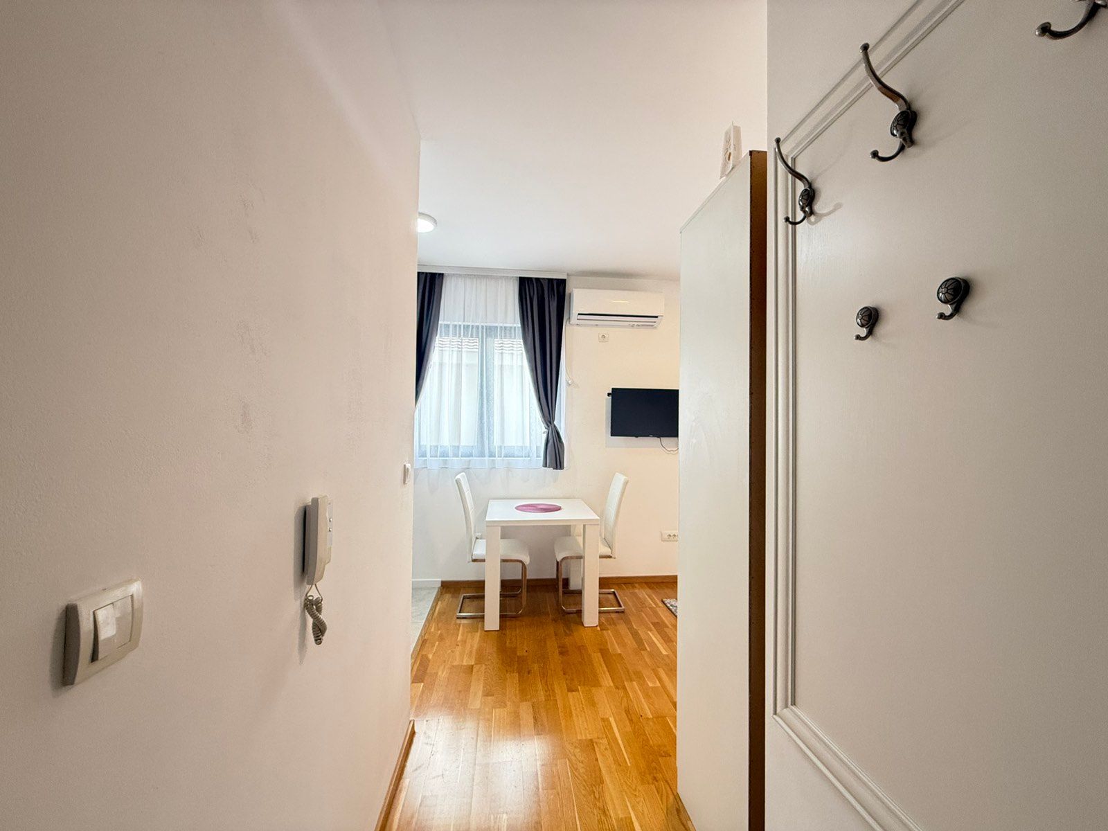 amforaproperty.com/Moderno opremljen studio apartman u Budvi (Izdavanje na duzi period)