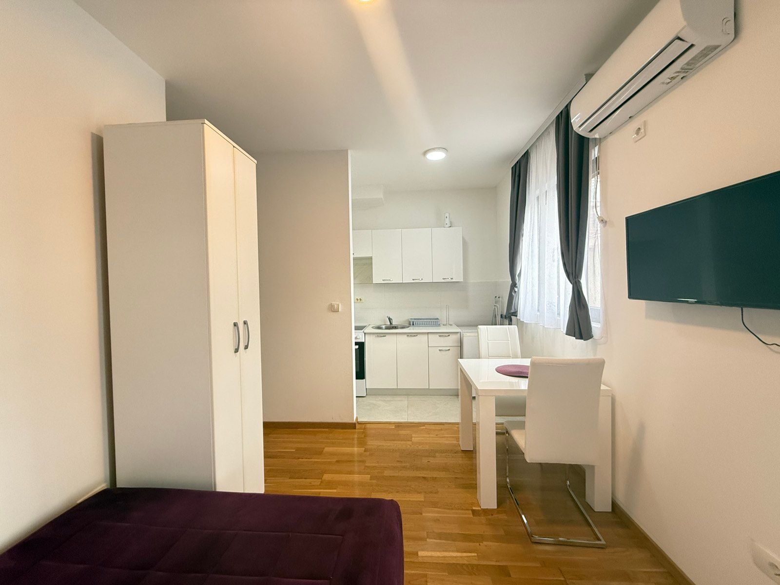 amforaproperty.com/Moderno opremljen studio apartman u Budvi (Izdavanje na duzi period)