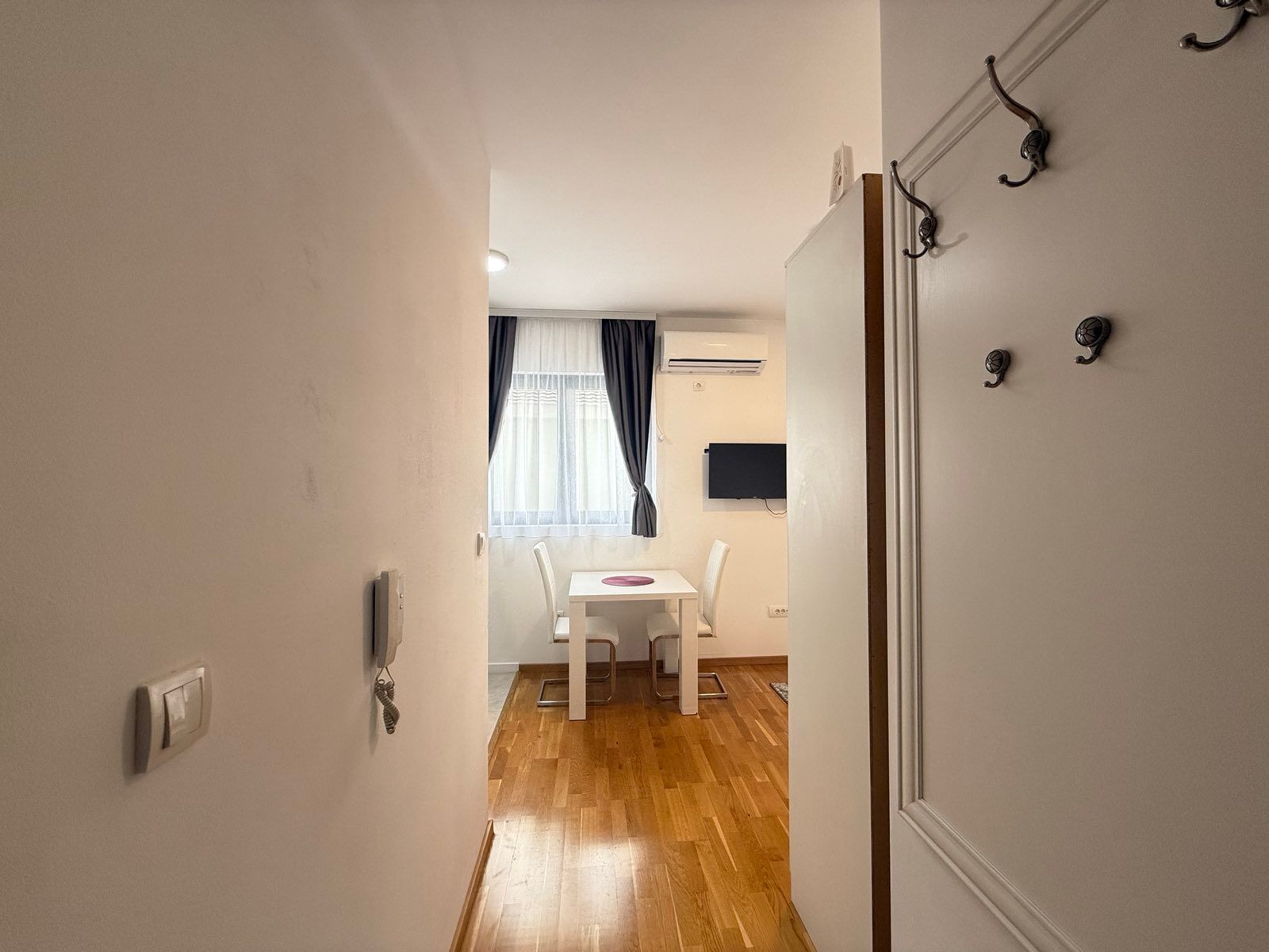 amforaproperty.com/Moderno opremljen studio apartman u Budvi (Izdavanje na duzi period)