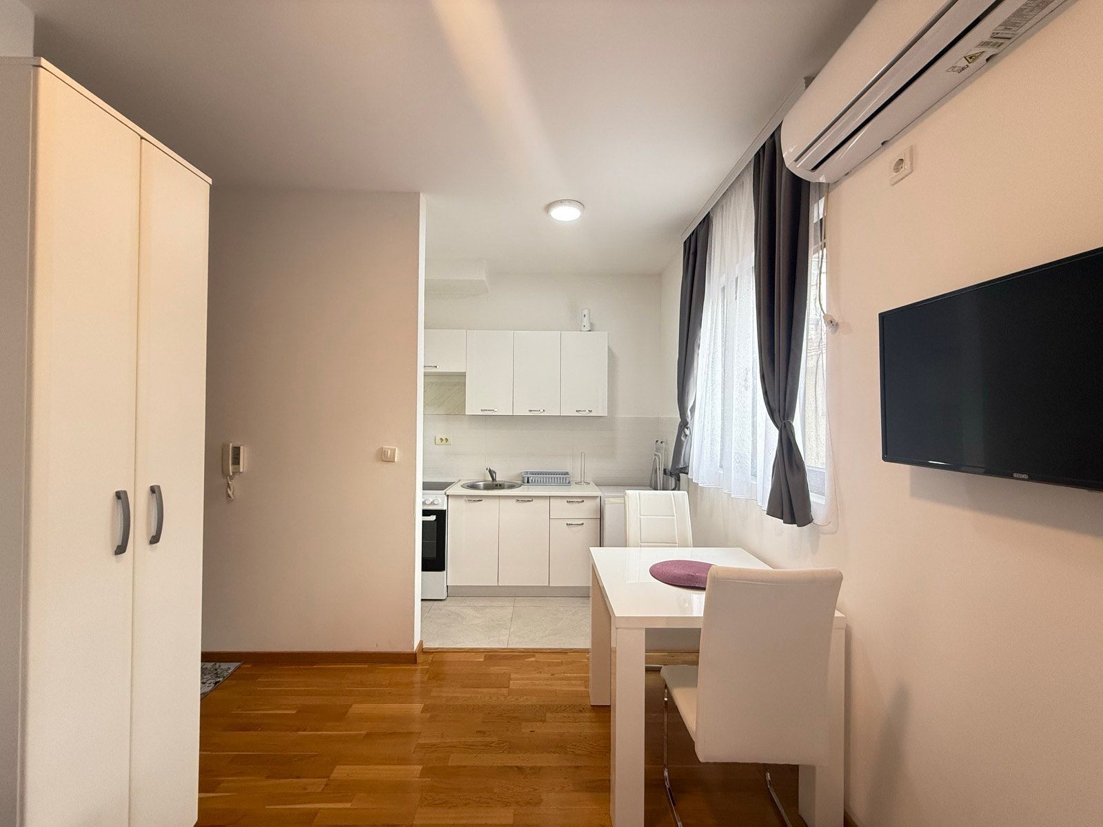 amforaproperty.com/Moderno opremljen studio apartman u Budvi (Izdavanje na duzi period)