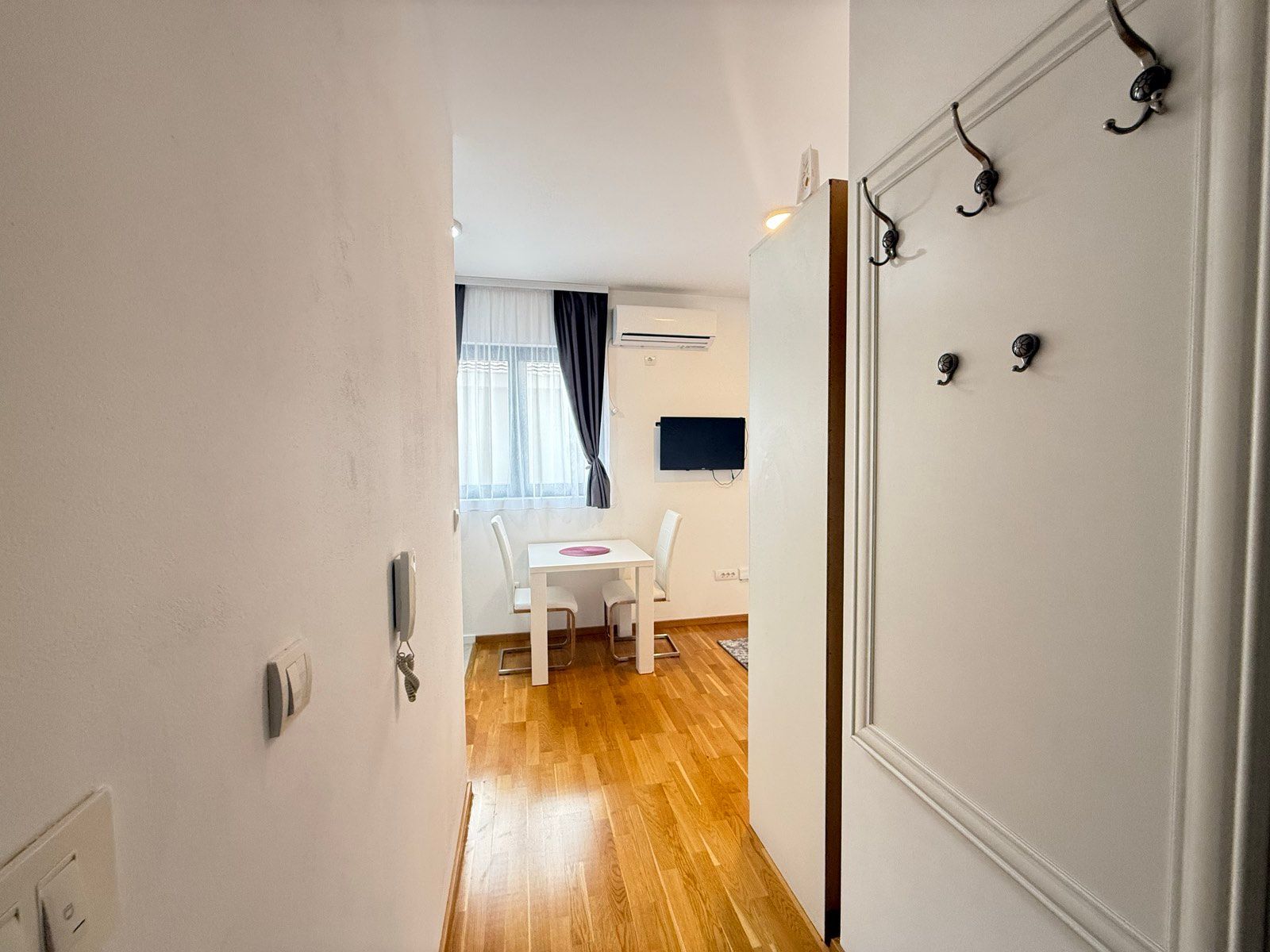 amforaproperty.com/Moderno opremljen studio apartman u Budvi (Izdavanje na duzi period)